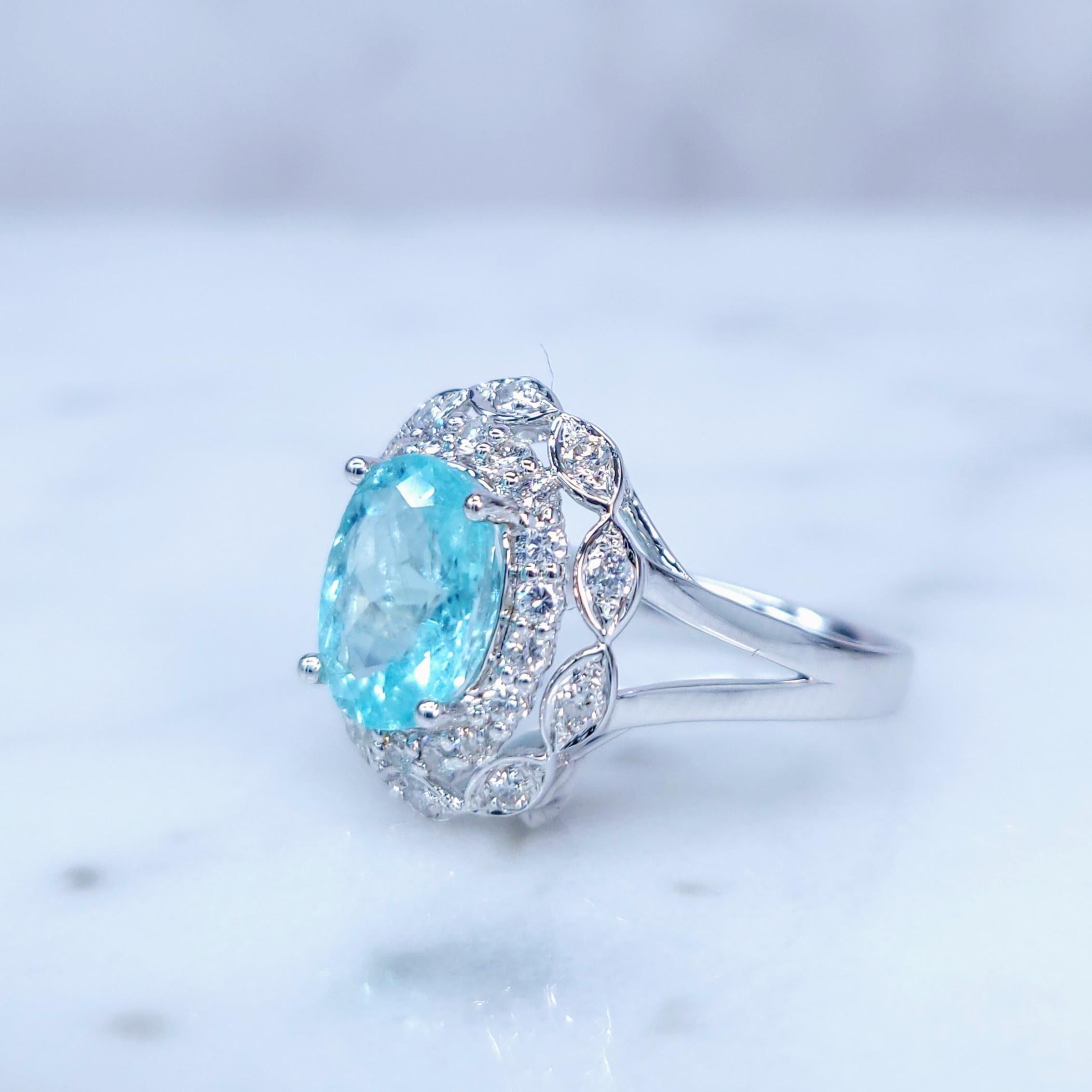 IGI Certified 1.85 Carat Paraiba & Diamond Ring in 18K White Gold In New Condition For Sale In KOWLOON, HK