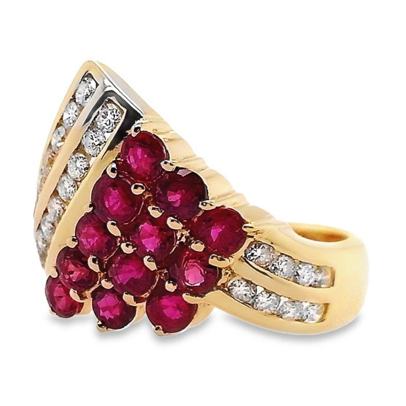 Dieser majestätische Ring von Top Crown Jewelry besteht aus 18 Kt. Gelbgold, natürlichen, runden Rubinen und runden, funkelnden Diamanten im Brillantschliff, die Ihr Leben stilvoller machen als je zuvor. 

Dieser Ring ist vom IGI-Labor zertifiziert,