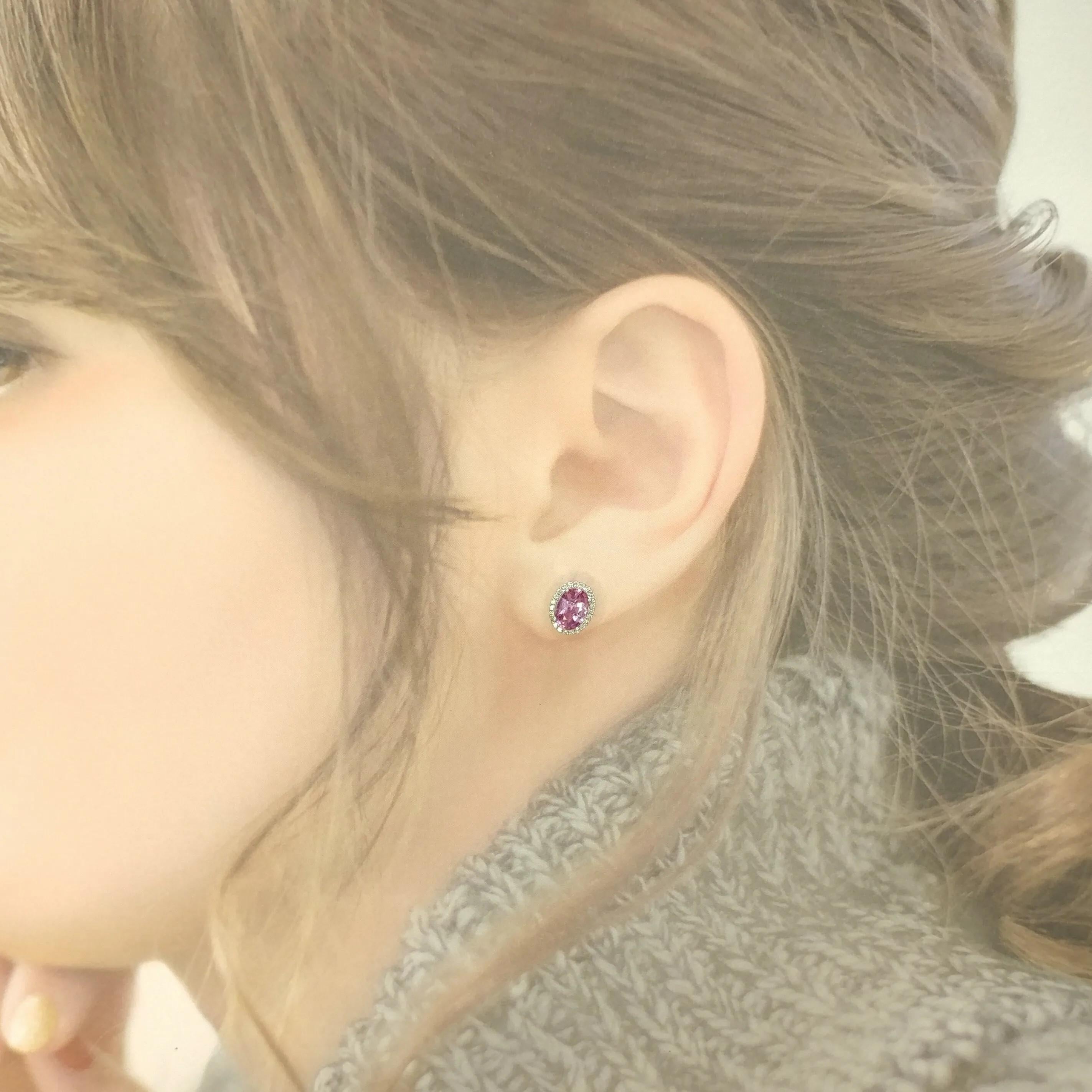 Scopri un vero capolavoro della natura con questi straordinari orecchini, caratterizzati da una coppia di zaffiri rosa certificati IGI provenienti dalle miniere dello Sri Lanka, famose in tutto il mondo. Ciò che rende queste gemme eccezionalmente