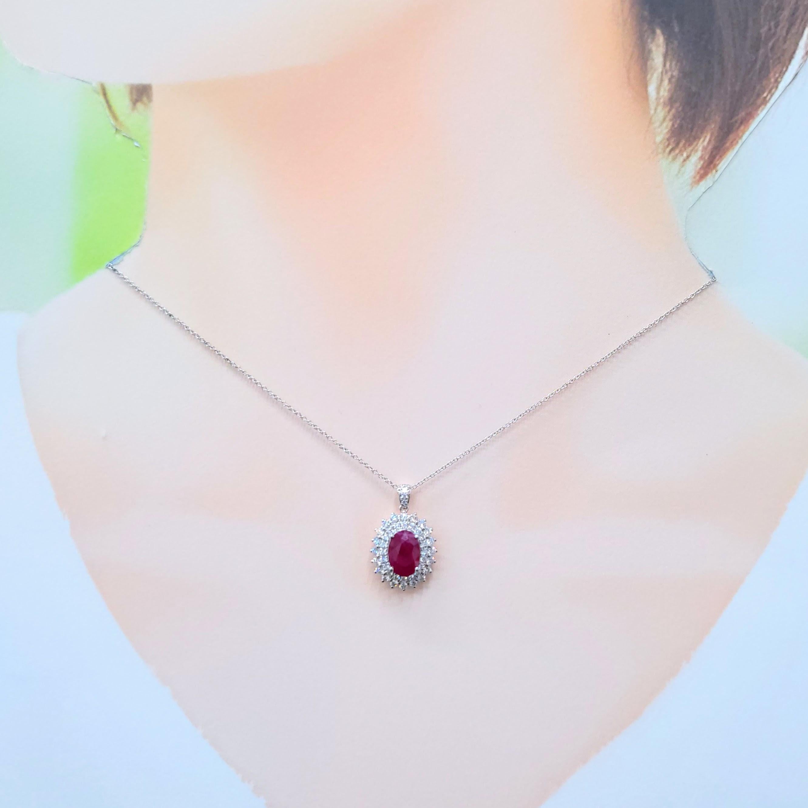 Ti presentiamo uno squisito ciondolo in oro bianco 18 carati, un pezzo mozzafiato certificato dall'International Gemological Institute. Questo lussuoso ciondolo, del peso complessivo di 2,17 grammi, ha come cuore un magnifico rubino naturale,