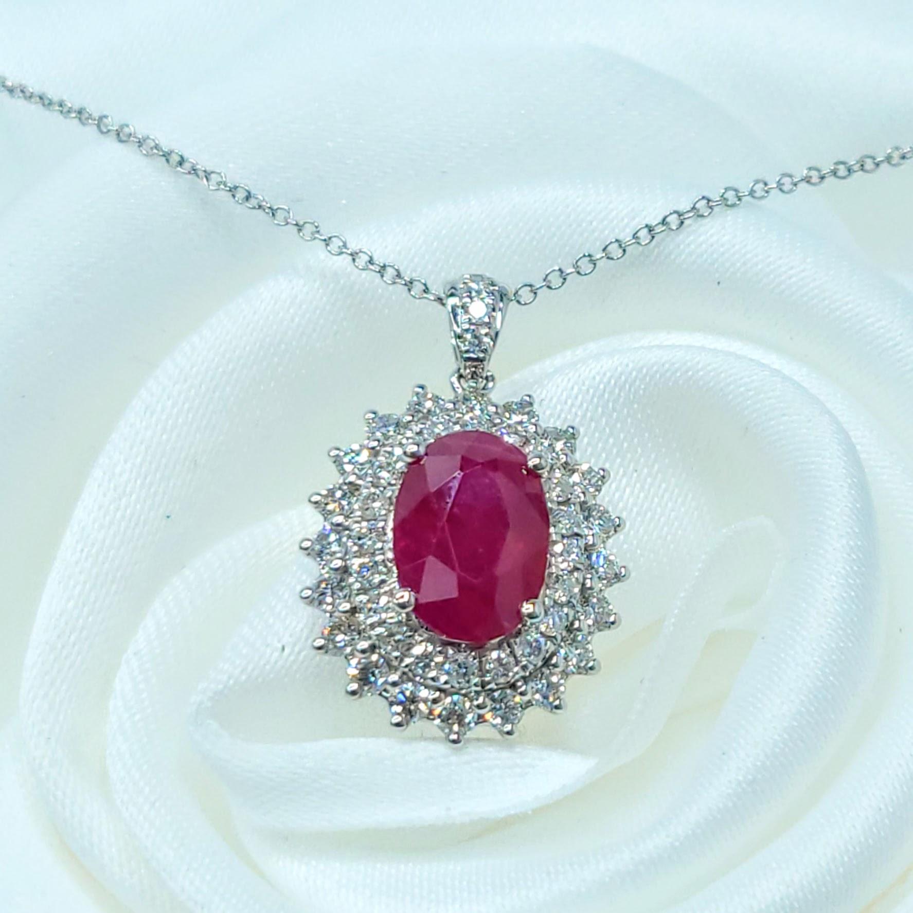 Taglio ovale Ciondolo con rubino di Birmania e diamanti da 1,89 carati certificati IGI in oro bianco 18 carati in vendita