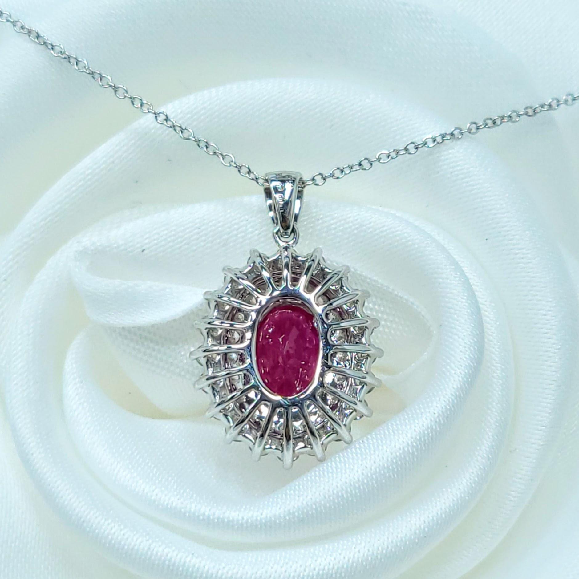 Ciondolo con rubino di Birmania e diamanti da 1,89 carati certificati IGI in oro bianco 18 carati In condizioni Nuovo in vendita a KOWLOON, HK