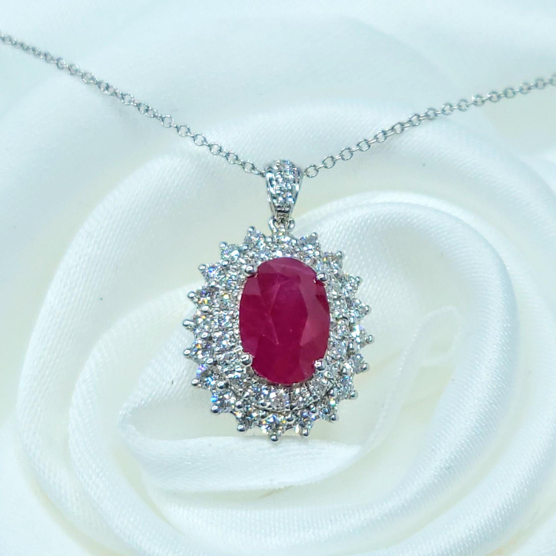 Donna Ciondolo con rubino di Birmania e diamanti da 1,89 carati certificati IGI in oro bianco 18 carati in vendita