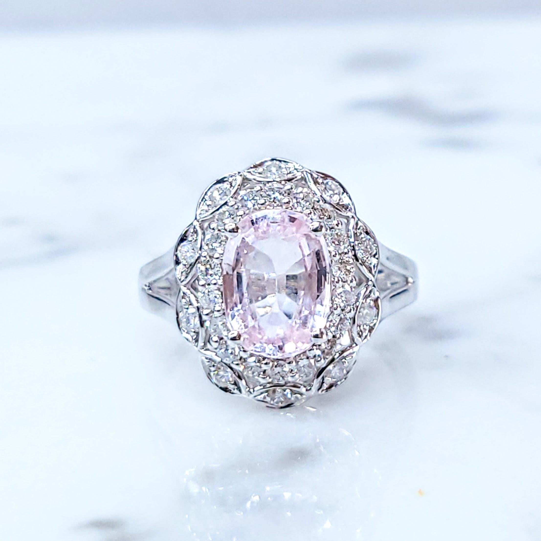 Modern IGI Certified 1.89 Carat No Heat Cyelon Sapphire & Diamond Ring 18K White Gold For Sale