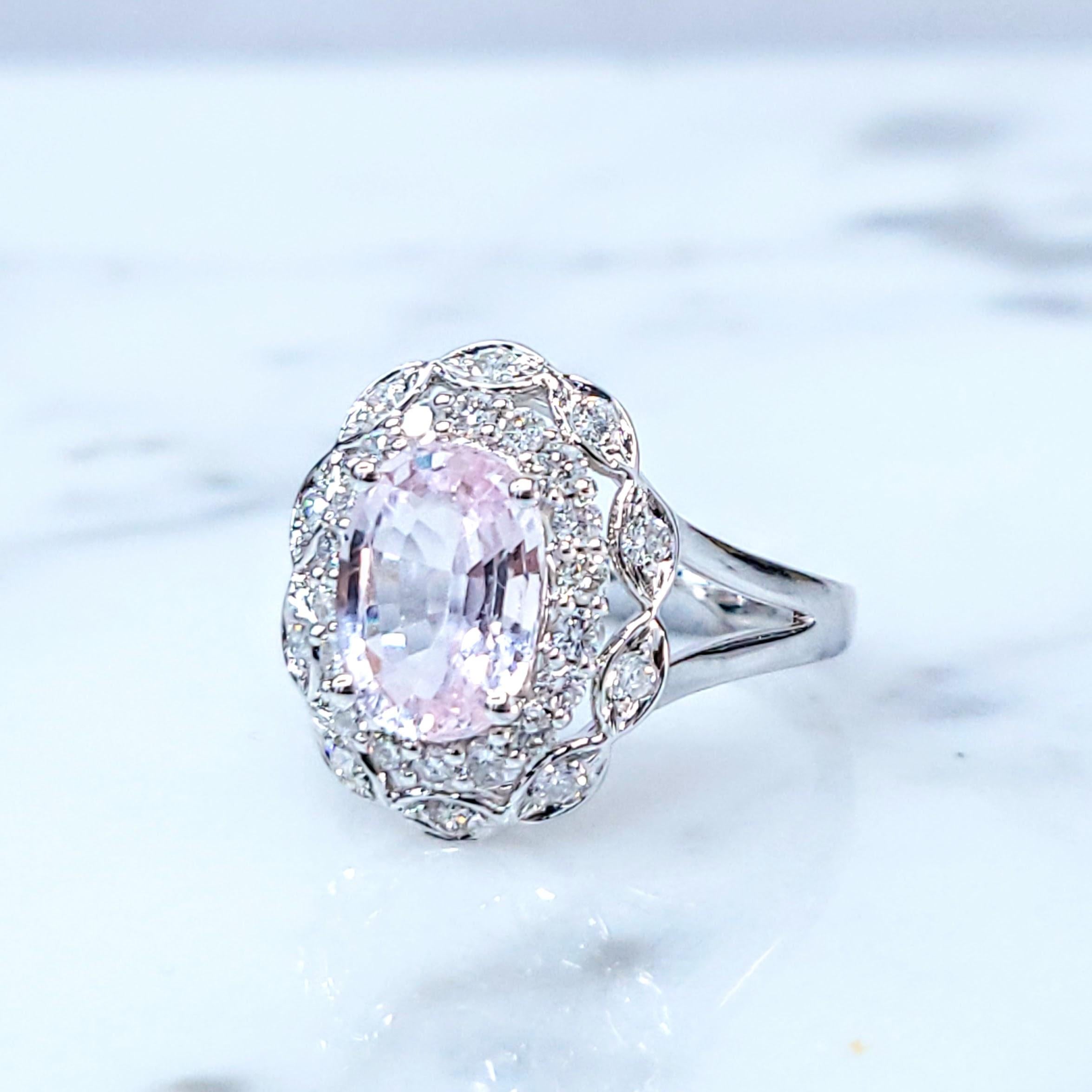 IGI-zertifizierter 1,89 Karat unbehandelter Cyelon-Saphir- und Diamantring aus 18 Karat Weißgold (Ovalschliff) im Angebot
