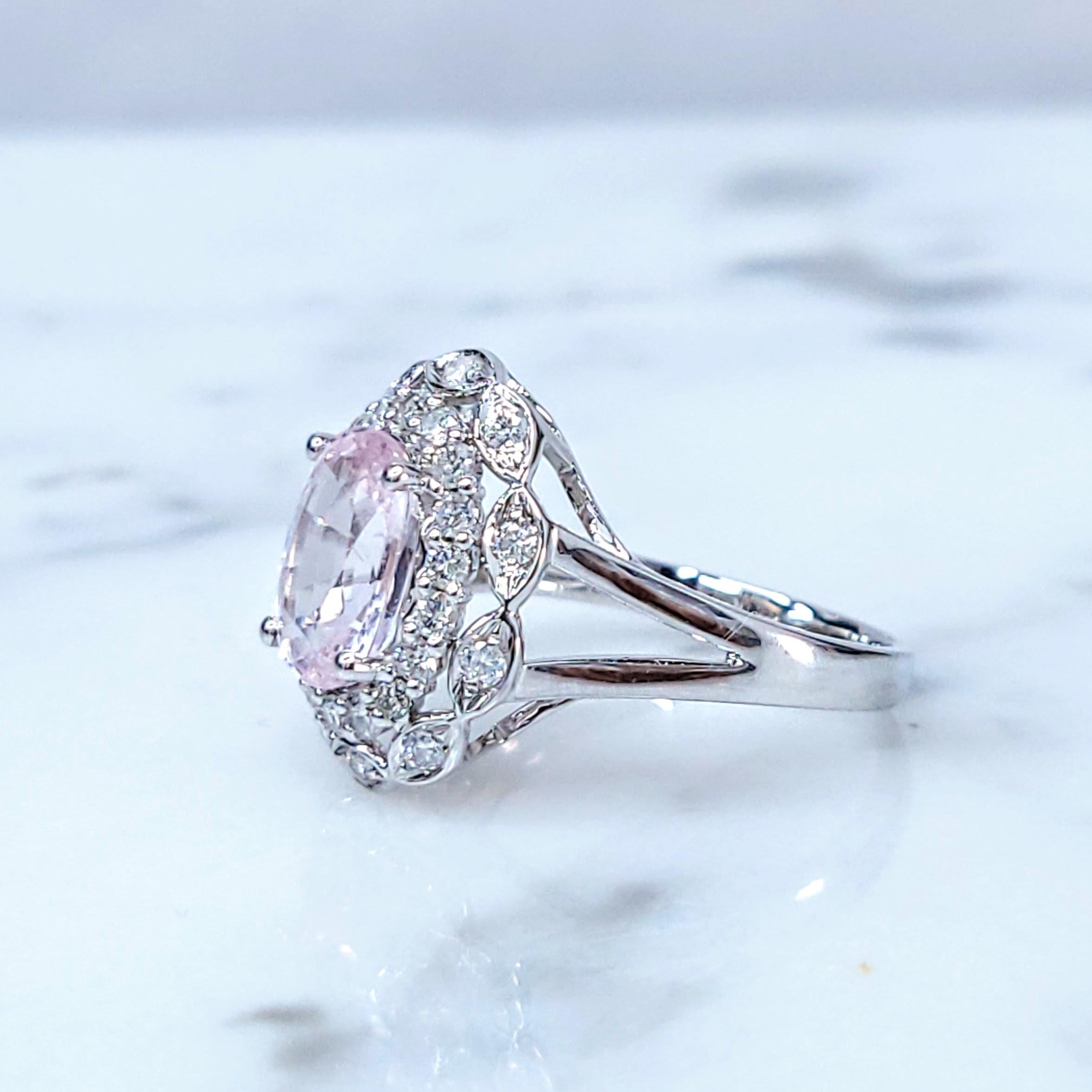 IGI Certified 1.89 Carat No Heat Cyelon Sapphire & Diamond Ring 18K White Gold In New Condition For Sale In KOWLOON, HK