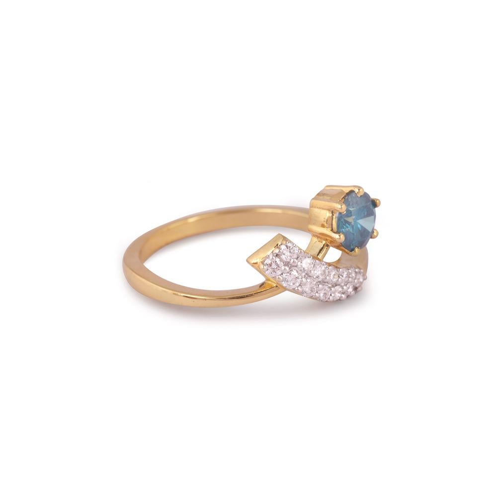 Gefertigt aus 3,77 Gramm 18-karätigem Gelbgold, enthält der Luesto Promise Ring 13 runde Diamanten mit insgesamt 0,76 Karat in der Farbe F-G und der Reinheit VVS-VS, kombiniert mit einem blauen runden Stein von 0,50 Karat.

ZEITGENÖSSISCHE UND