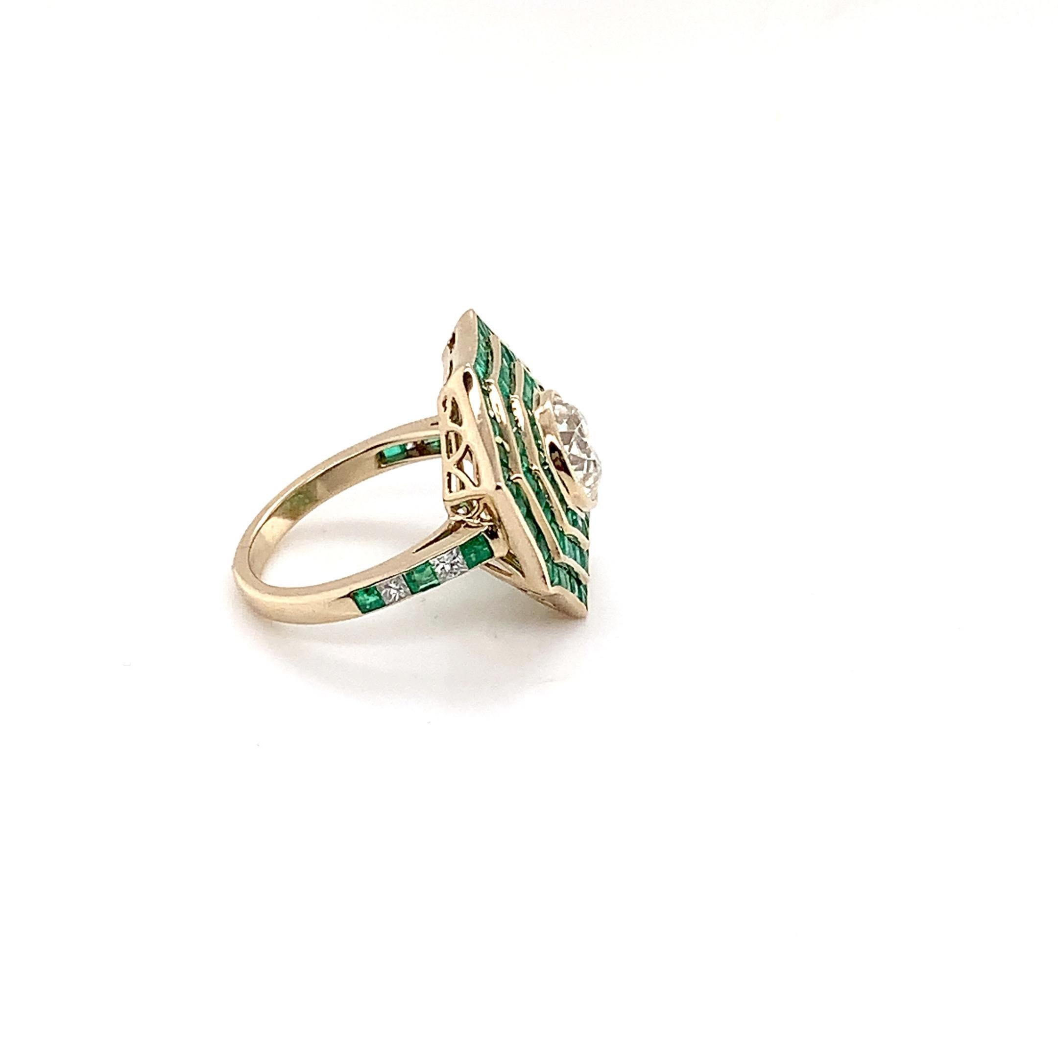 IGI Certified 1.90 Carat Old European Diamond and Emerald Cocktail Ring In New Condition For Sale In Bangkok, TH