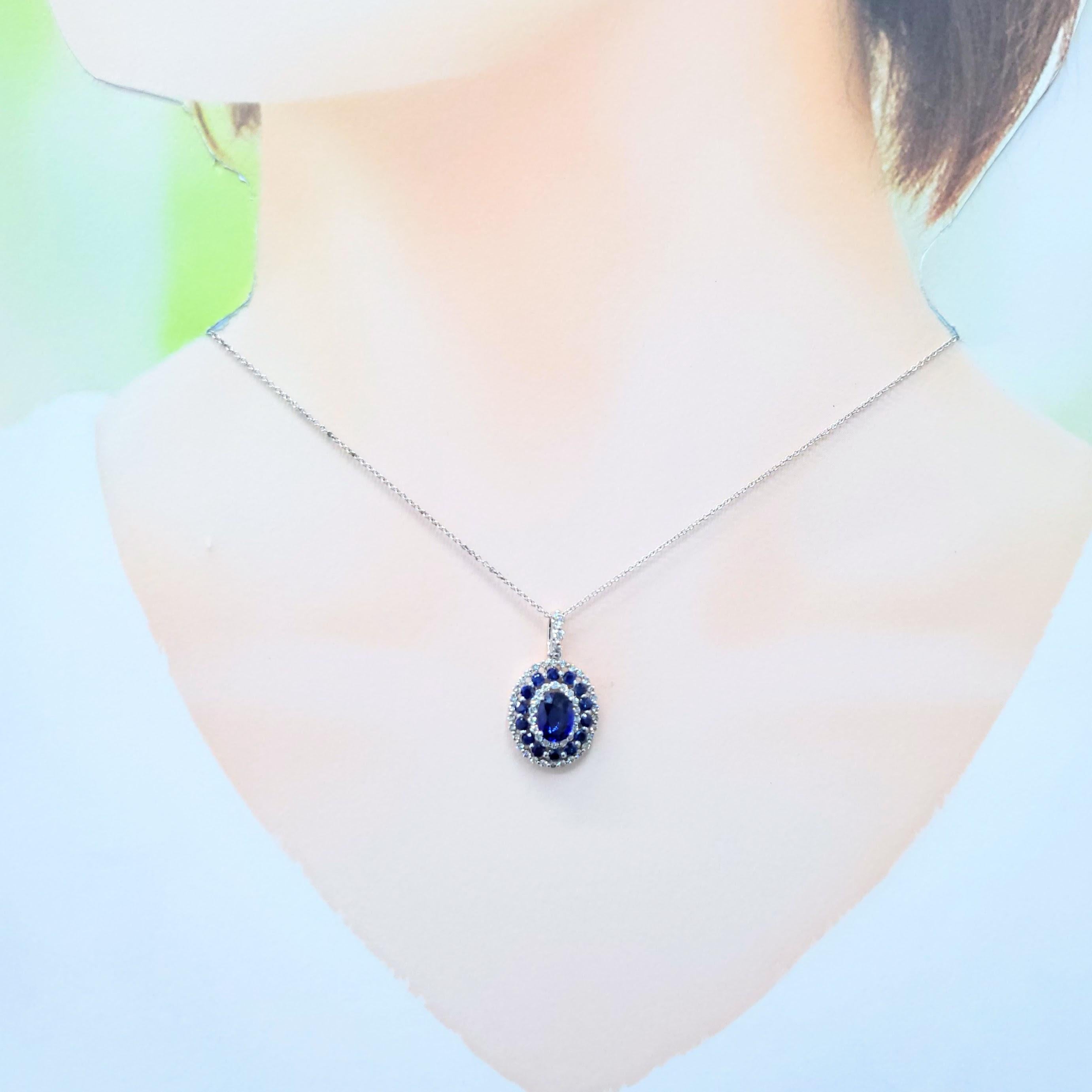 Rehaussez votre collection avec cet exquis pendentif en or blanc 18 carats, une pièce captivante certifiée par l'Institut international de gemmologie. Ce pendentif, d'un poids total de 3,60 grammes, associe magistralement les bleus profonds et