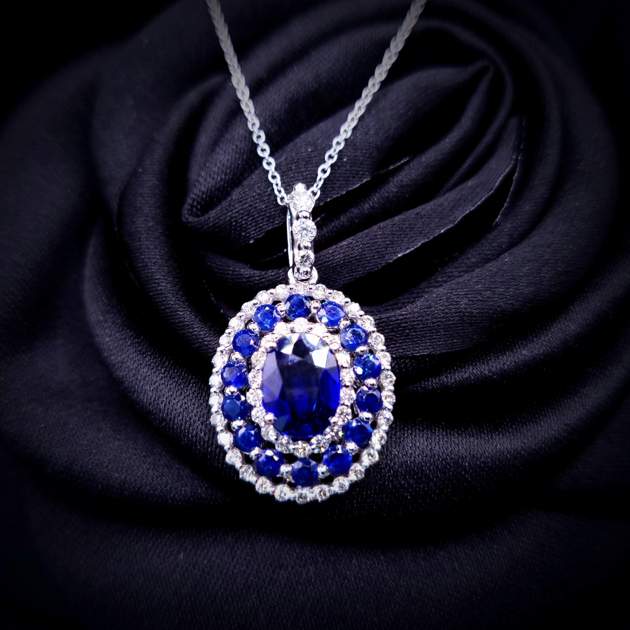 Taille ovale Pendentif en or blanc 18 carats saphir et diamant certifié IGI de 1,90 carat en vente