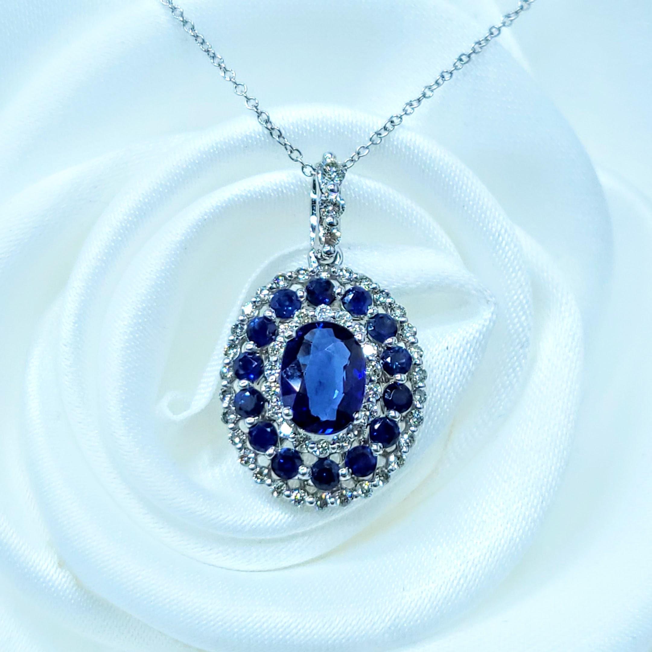 Pendentif en or blanc 18 carats saphir et diamant certifié IGI de 1,90 carat Pour femmes en vente