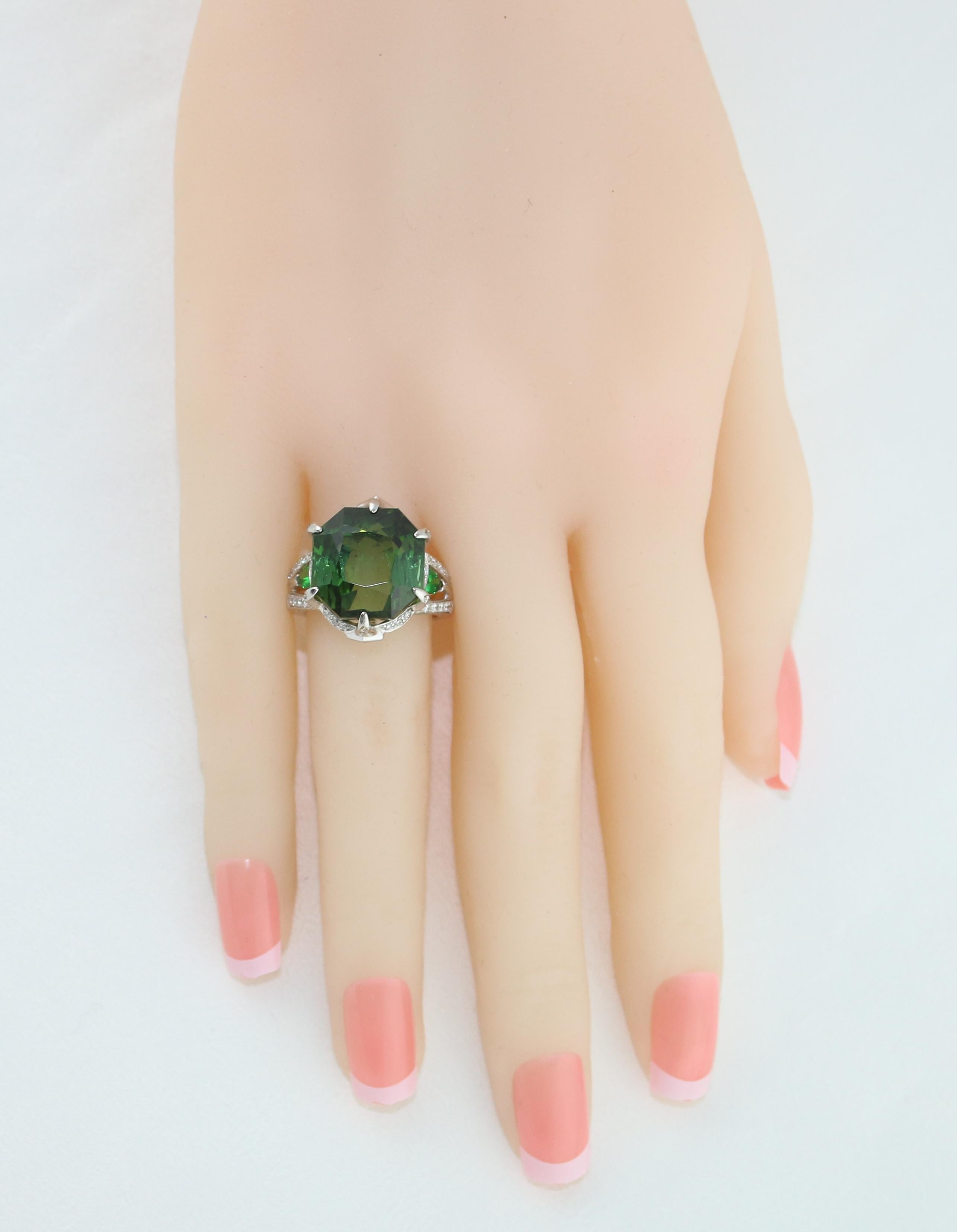 IGI Certified 19.00 Carat Tourmaline Tsavorite Diamond Gold Ring In New Condition For Sale In New York, NY