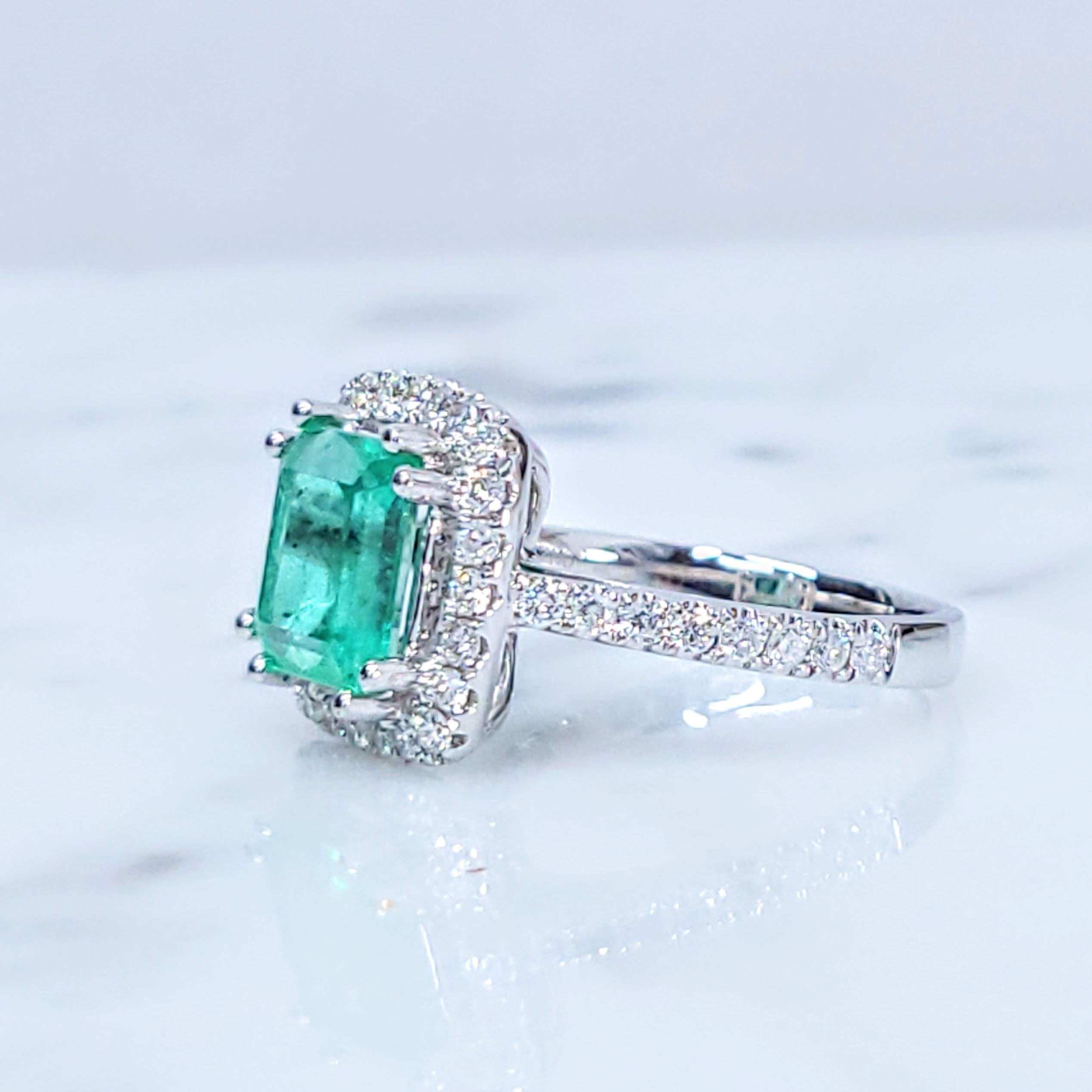 IGI certified 1.91 Carat Colombian Emerald & 0.49 Carat Diamond Ring In New Condition For Sale In KOWLOON, HK
