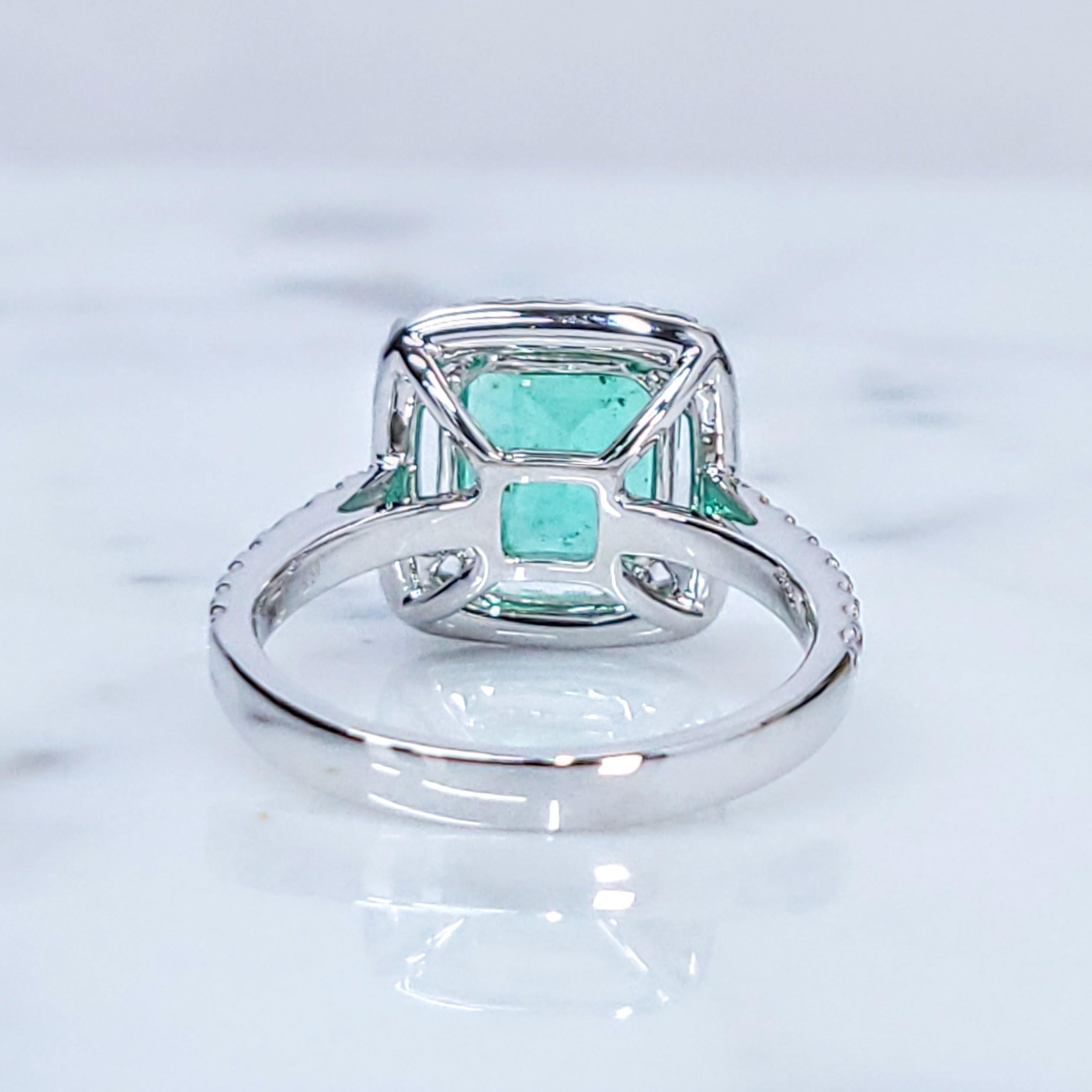 Women's IGI certified 1.91 Carat Colombian Emerald & 0.49 Carat Diamond Ring For Sale