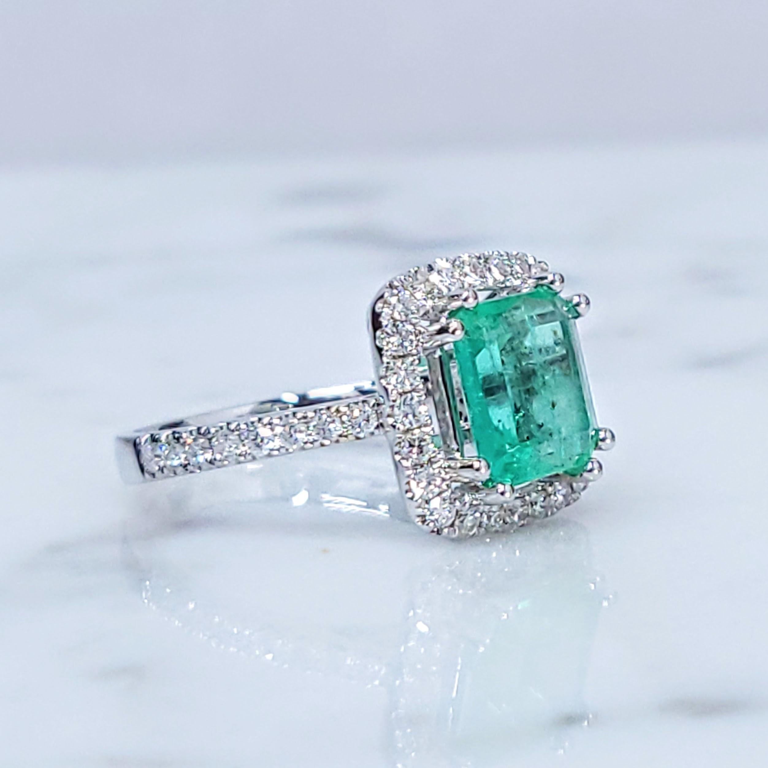 IGI certified 1.91 Carat Colombian Emerald & 0.49 Carat Diamond Ring For Sale 1