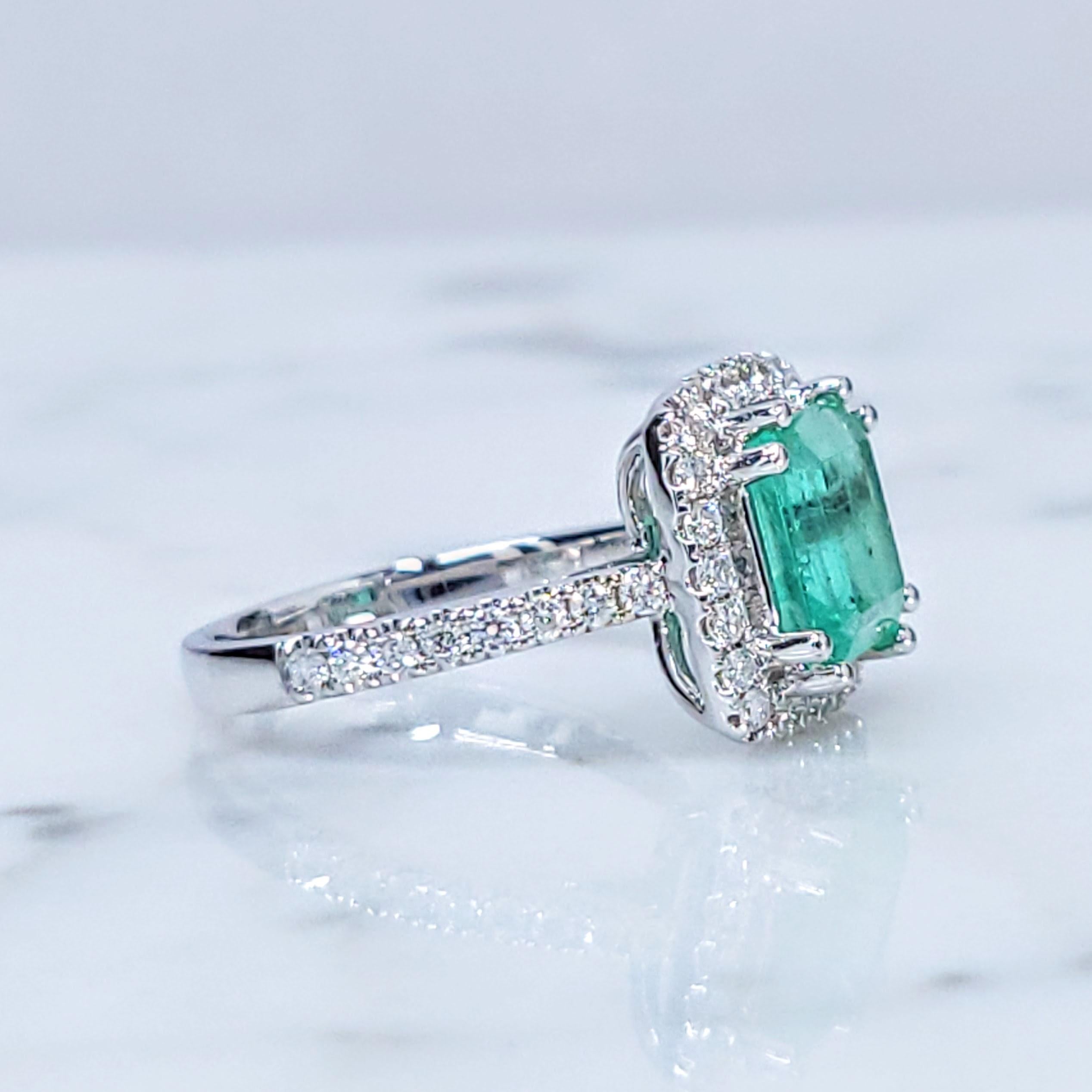 IGI certified 1.91 Carat Colombian Emerald & 0.49 Carat Diamond Ring For Sale 2