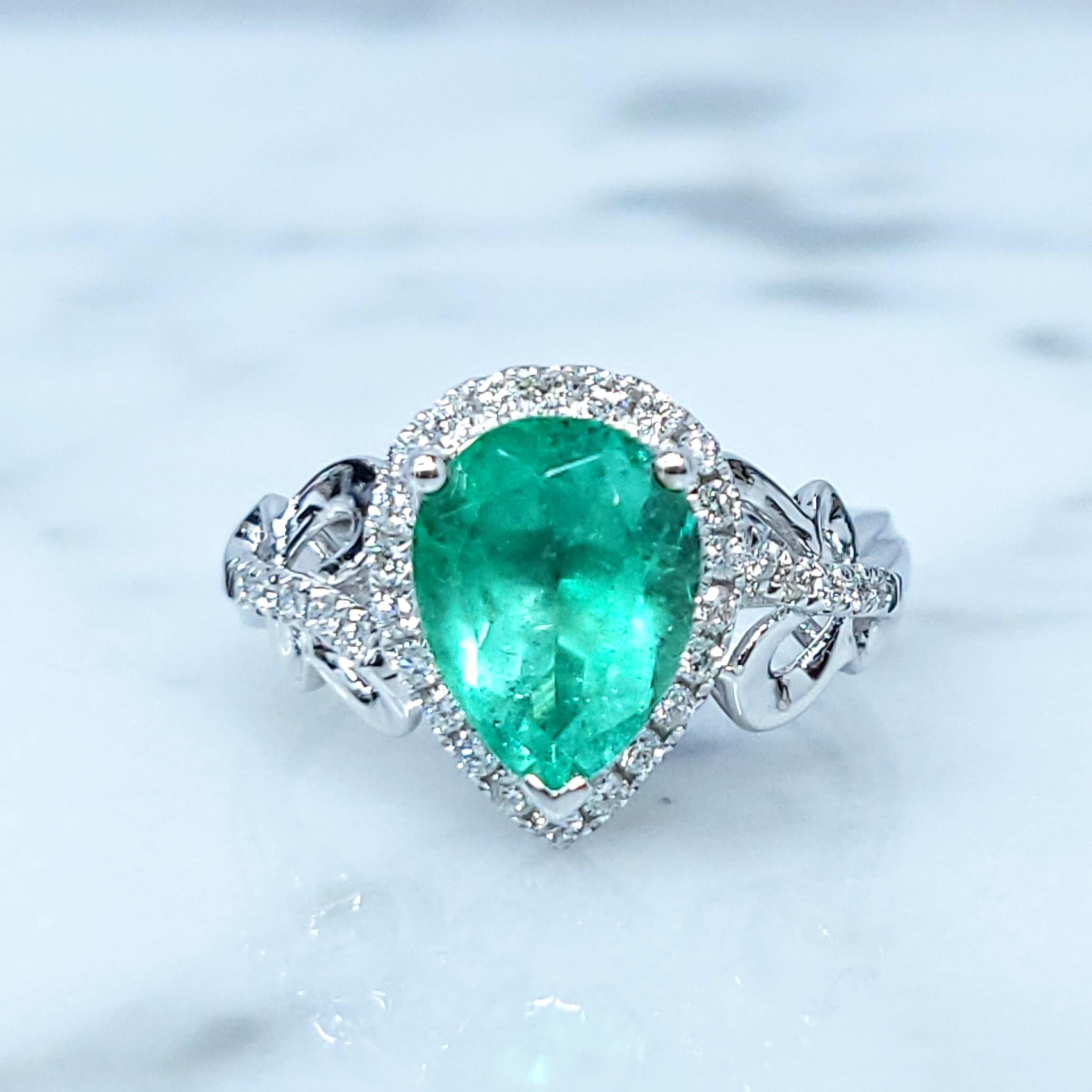 Modern IGI certified 1.96 Carat Colombian Emerald & Diamond Ring in 18K White Gold For Sale