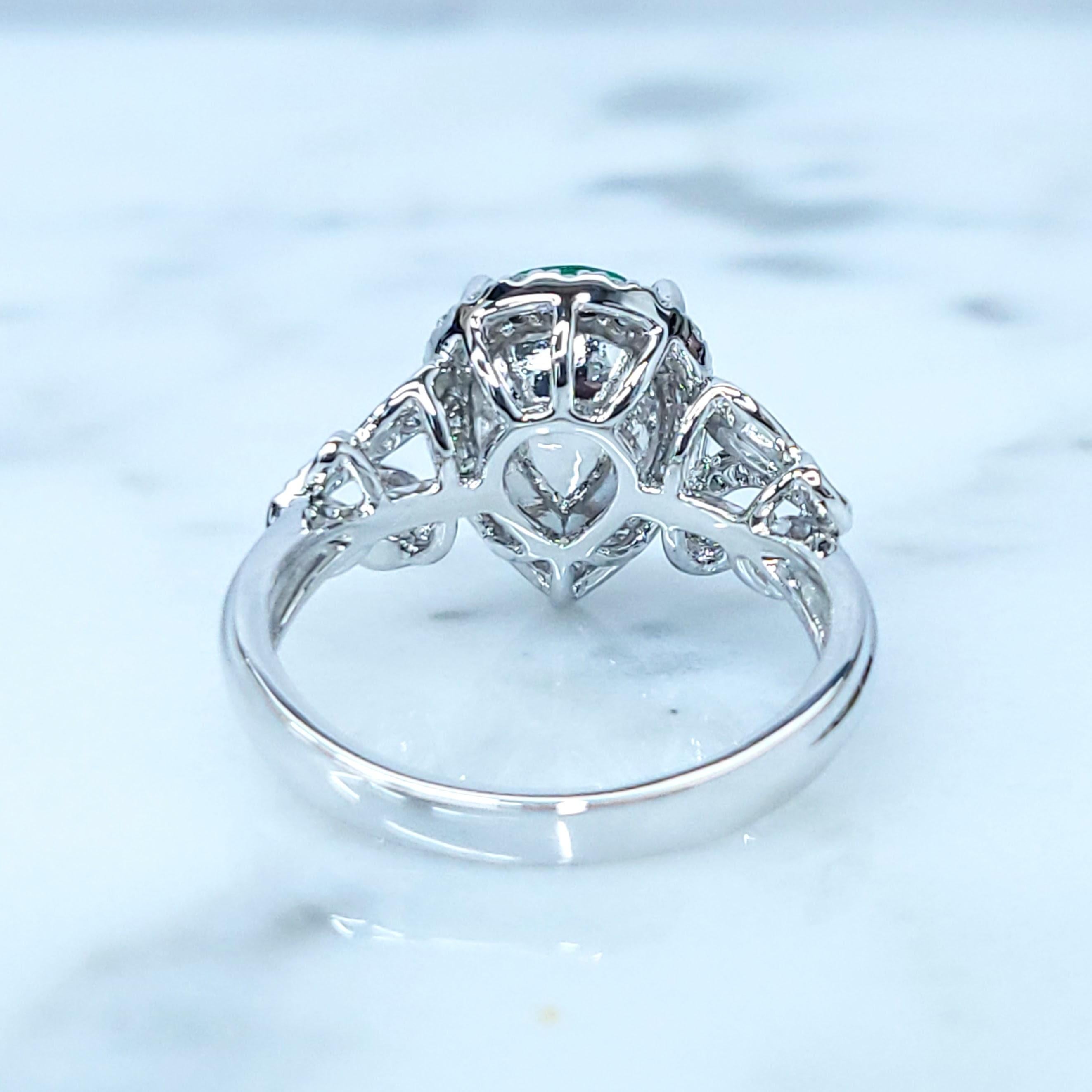 IGI certified 1.96 Carat Colombian Emerald & Diamond Ring in 18K White Gold In New Condition For Sale In KOWLOON, HK