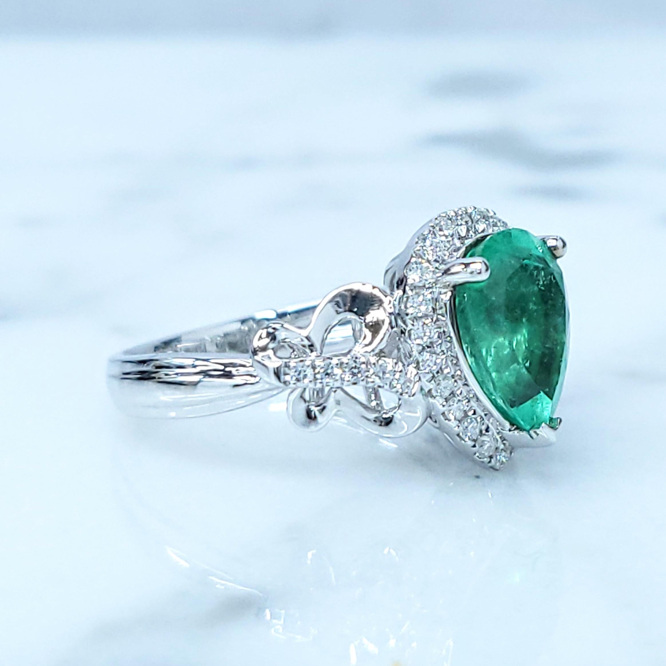 Women's IGI certified 1.96 Carat Colombian Emerald & Diamond Ring in 18K White Gold For Sale