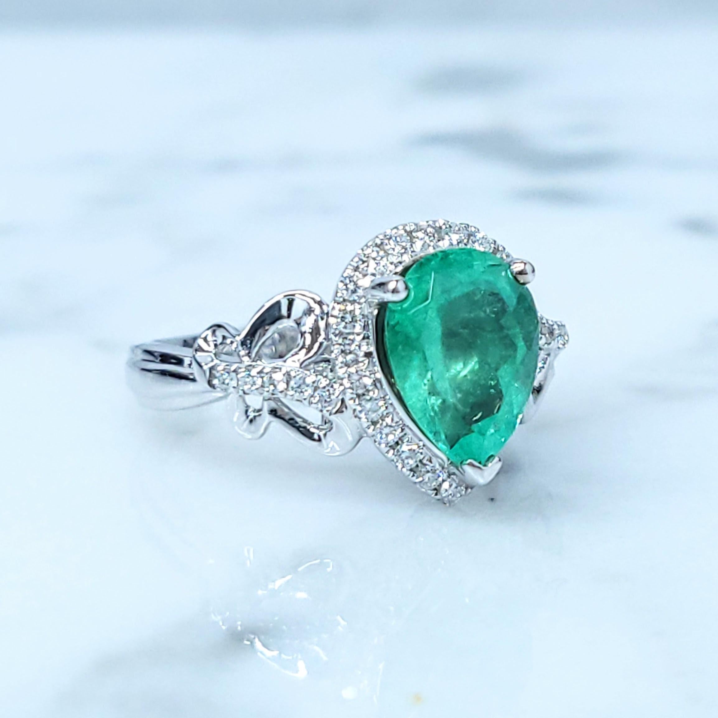 IGI certified 1.96 Carat Colombian Emerald & Diamond Ring in 18K White Gold For Sale 1