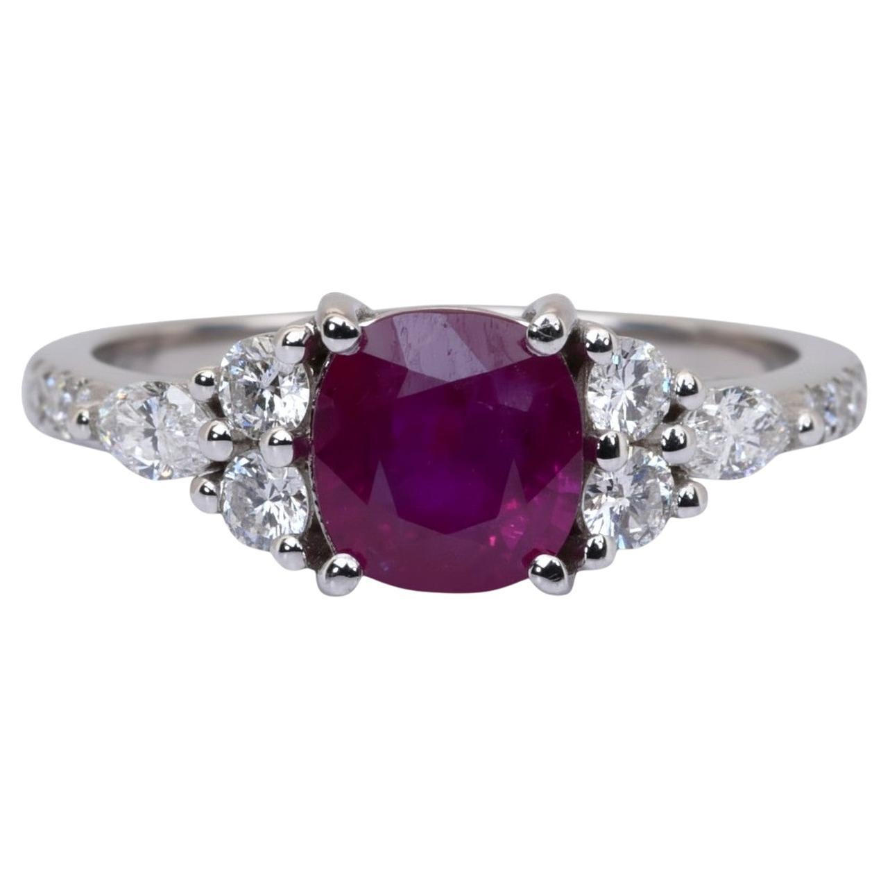 Anello con rubino e diamanti certificato IGI da 1,96 carati in oro bianco 18 carati in vendita