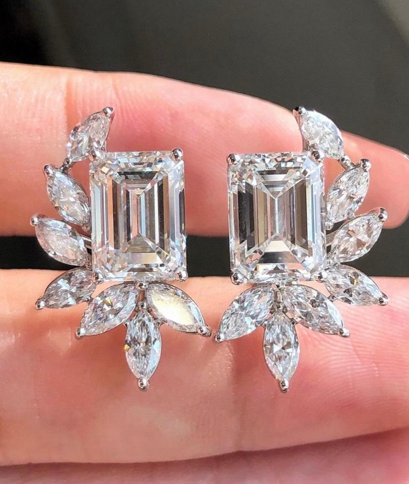 Women's IGI Certified 2.00 Ct Natural Emerald Cut Diamonds F/VS 18k Gold Earrings For Sale