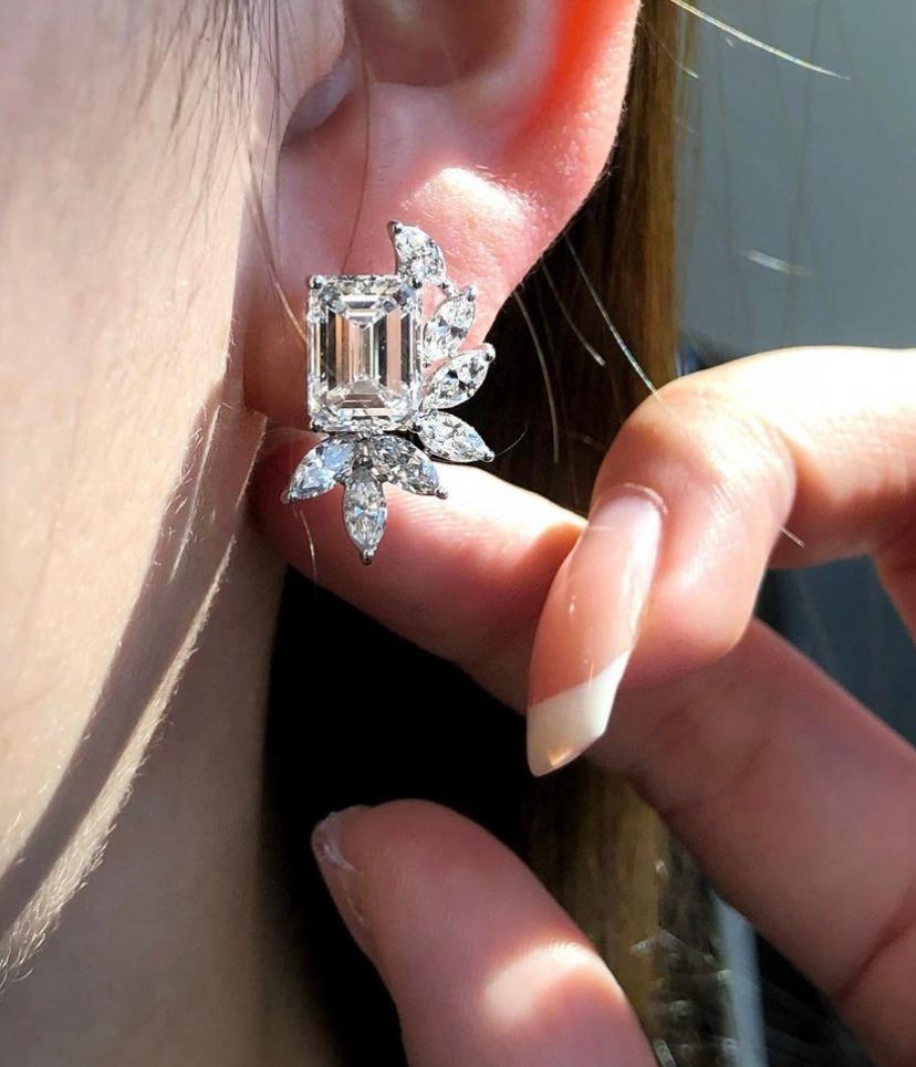 IGI Certified 2.00 Ct Natural Emerald Cut Diamonds F/VS 18k Gold Earrings For Sale 1