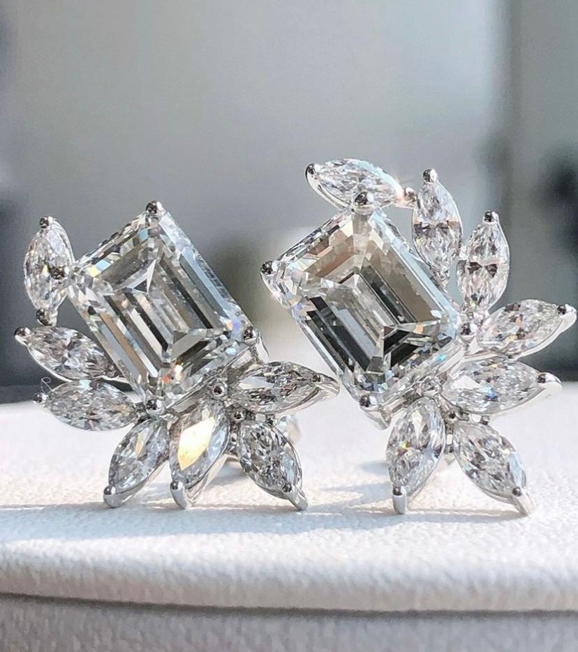 IGI Certified 2.00 Ct Natural Emerald Cut Diamonds F/VS 18k Gold Earrings For Sale 3