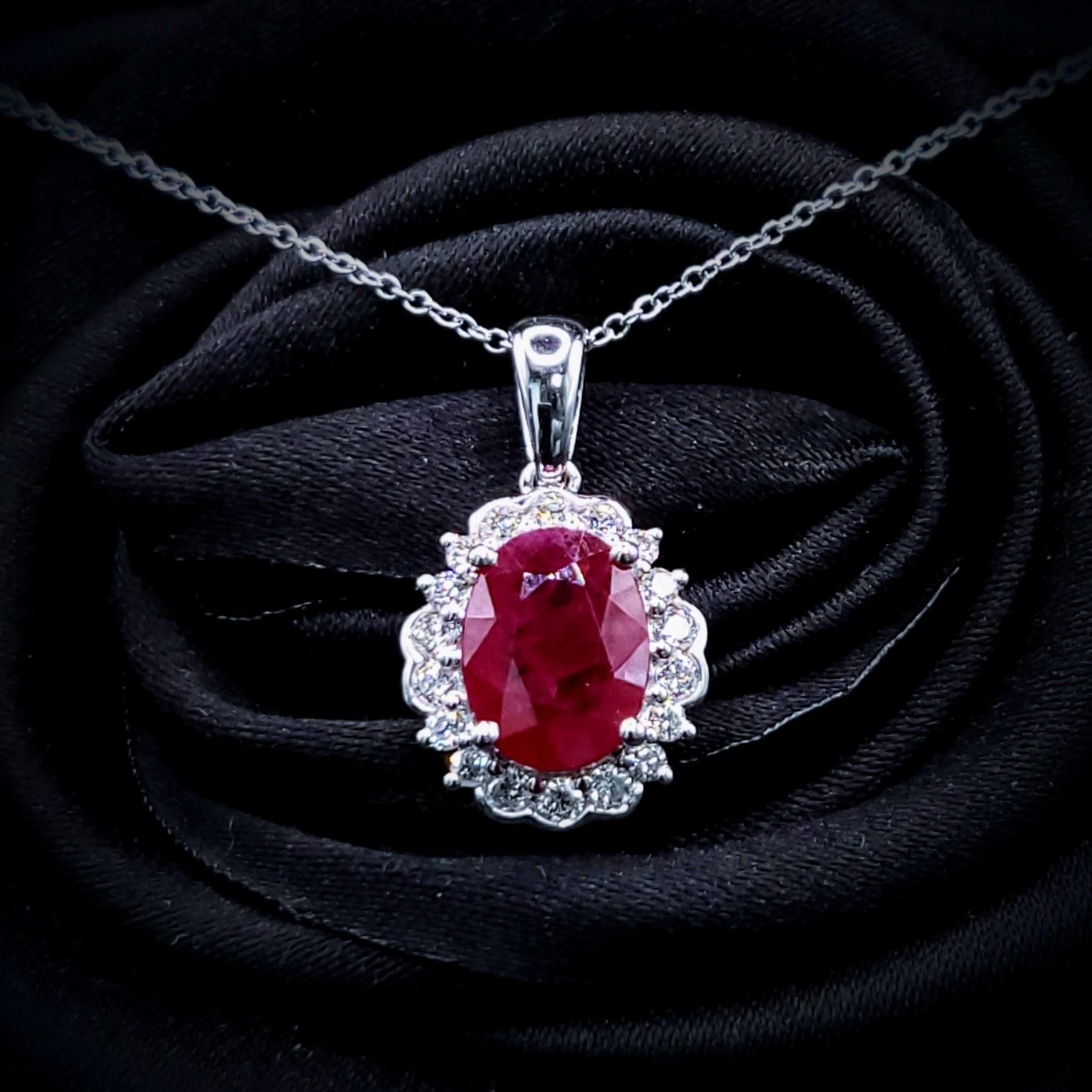 IGI-zertifizierter 2,00-Karat-Burma-Rubin und Diamant-Anhänger aus 18 Karat Weißgold (Ovalschliff) im Angebot