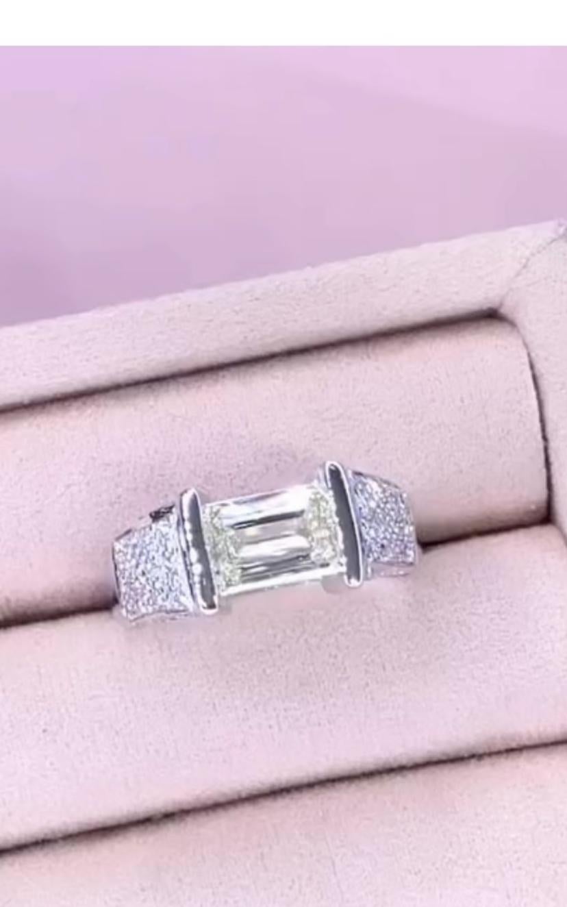 Uno squisito anello solitario con diamante, dal design particolare e dallo stile elegante e raffinato.
Eleva la tua bellezza senza tempo e aggiungi un tocco di classe a te stesso.
Questo splendido anello è realizzato in oro 18 carati con un diamante