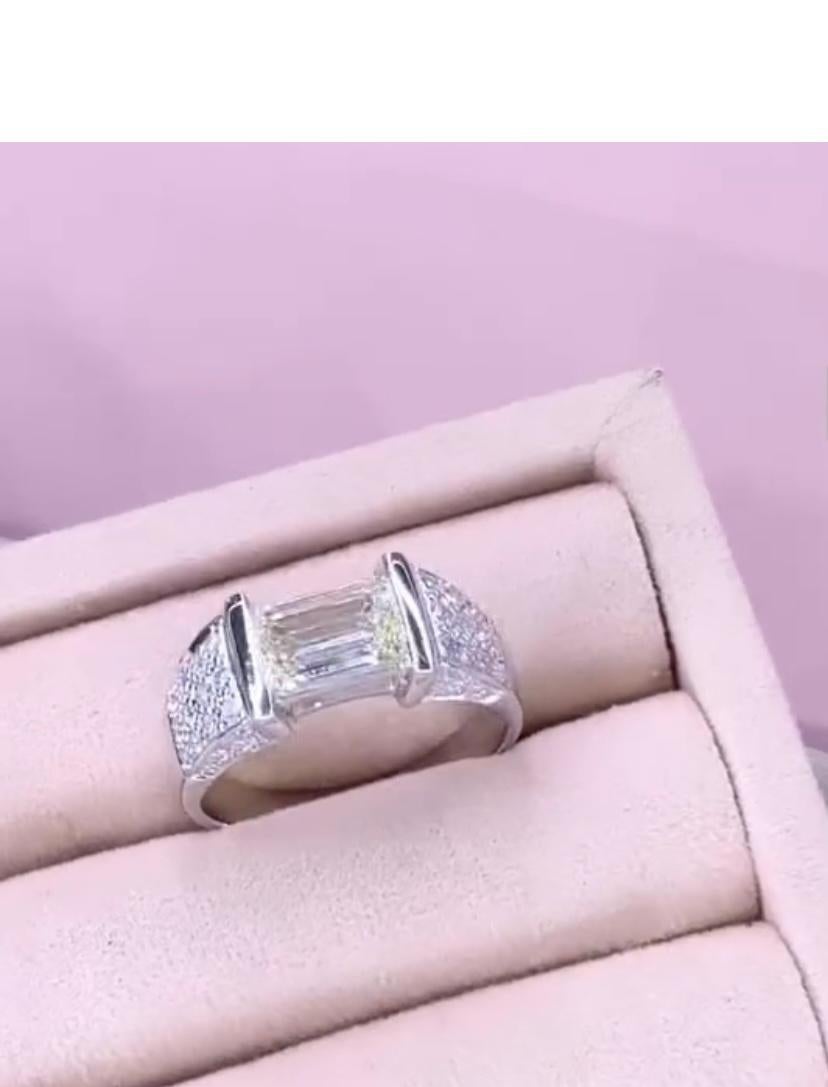 Taglio smeraldo Anello in oro 18K con diamante a forma di smeraldo certificato IGI da 2,00 carati in vendita