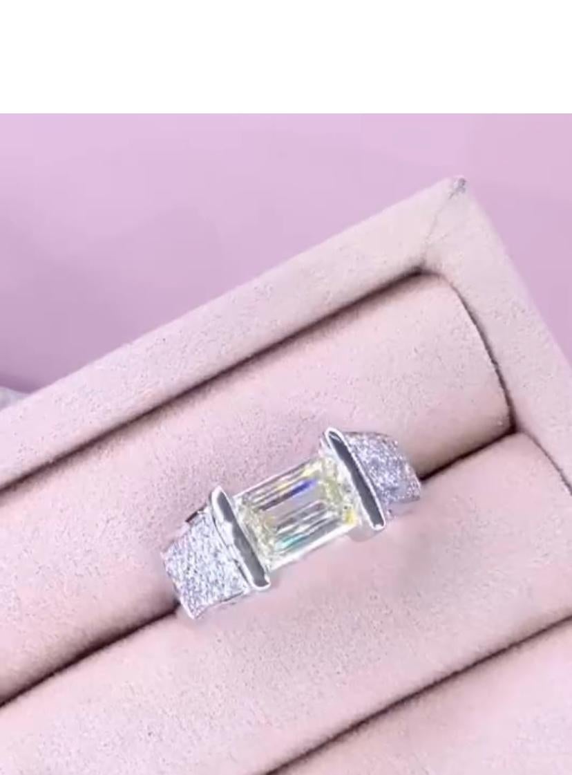 Anello in oro 18K con diamante a forma di smeraldo certificato IGI da 2,00 carati In condizioni Nuovo in vendita a Massafra, IT