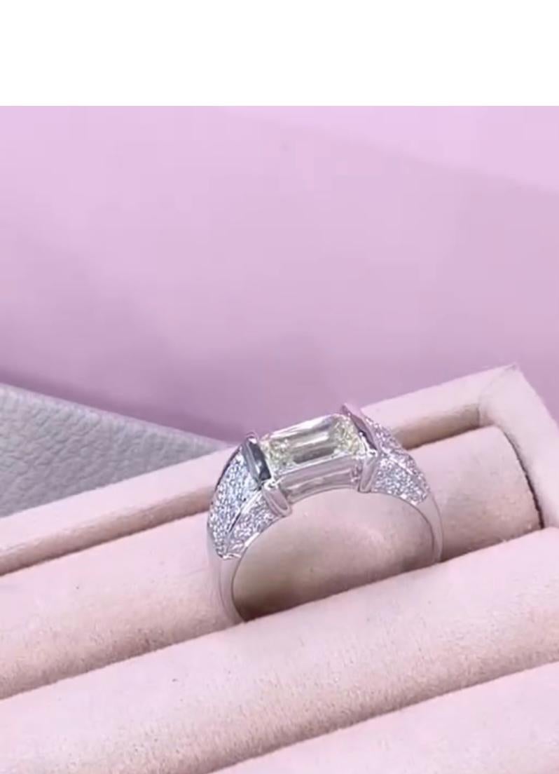 Anello in oro 18K con diamante a forma di smeraldo certificato IGI da 2,00 carati in vendita 1