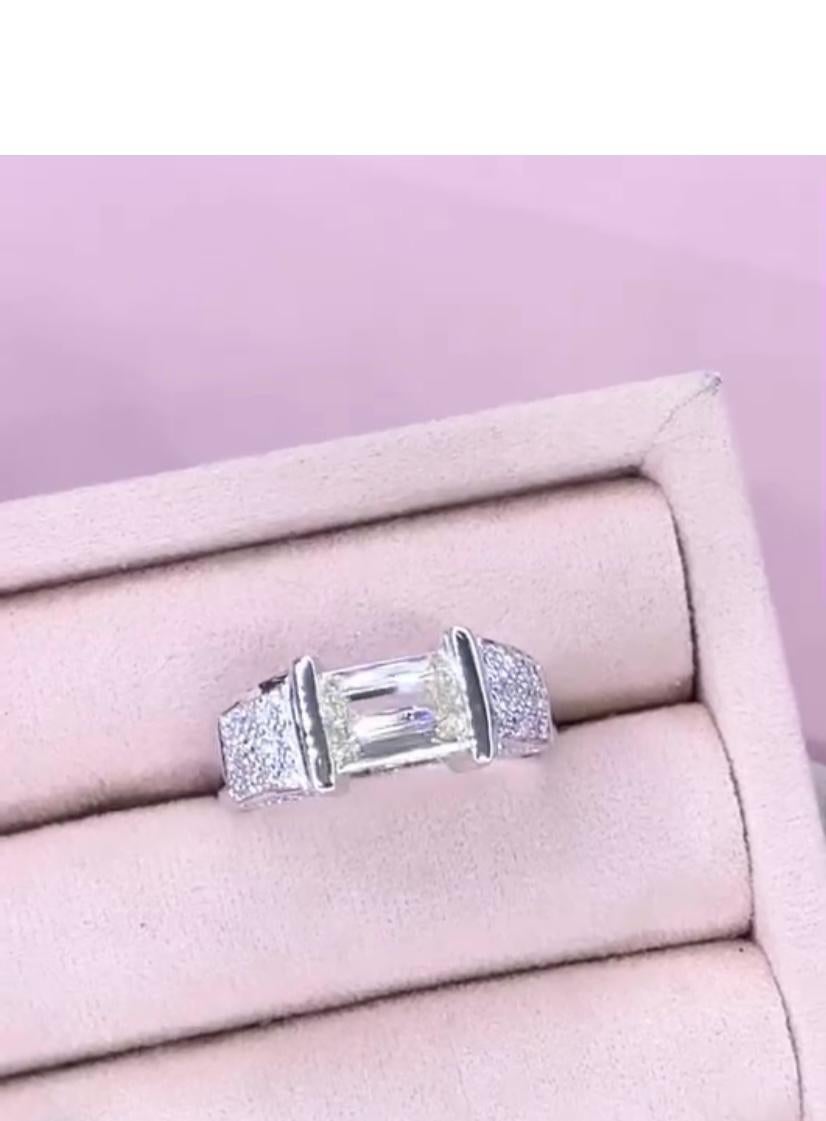 Anello in oro 18K con diamante a forma di smeraldo certificato IGI da 2,00 carati in vendita 2