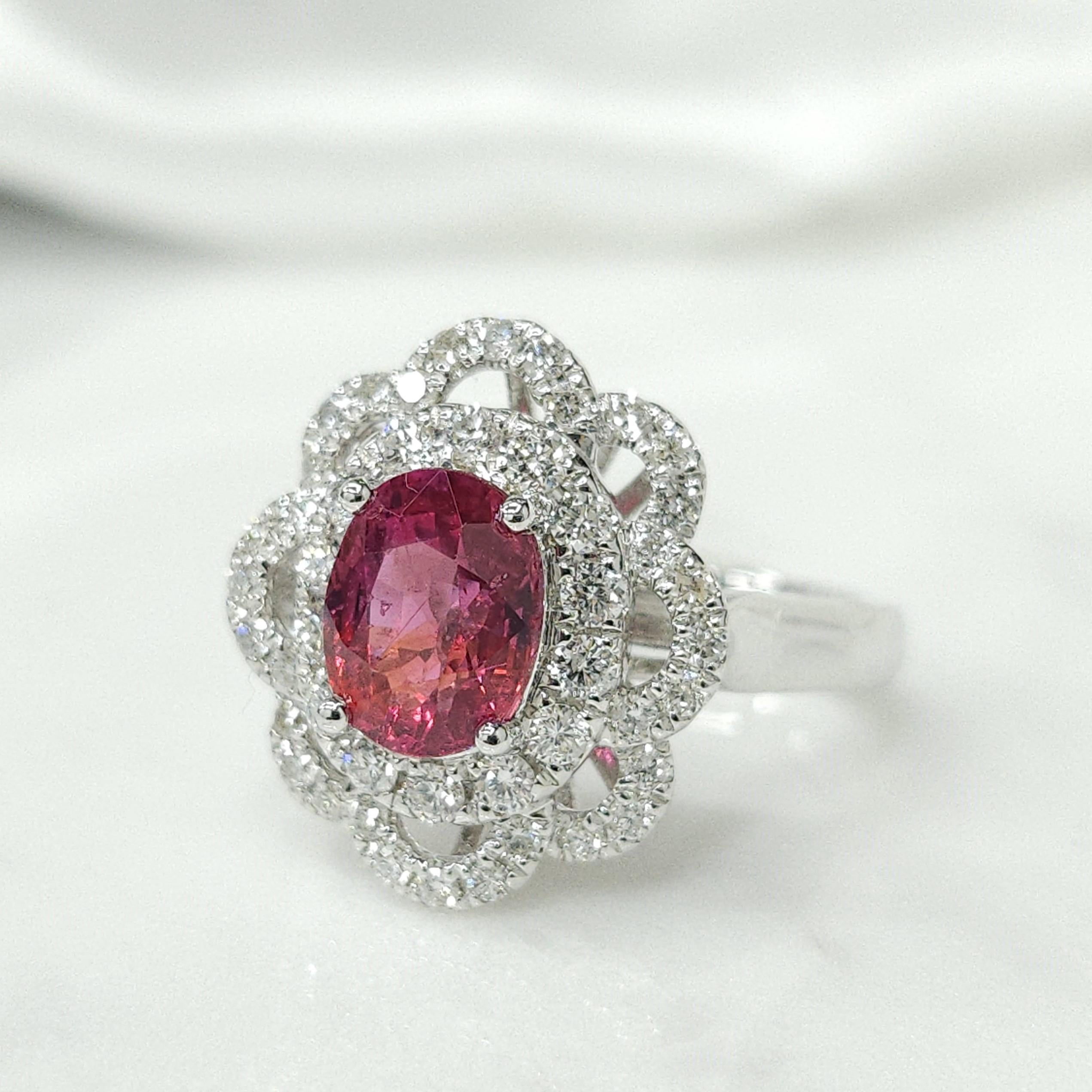 IGI Certified 2.00 Carat No Heat Pink Sapphire & Diamond Ring in 18K White Gold In New Condition For Sale In KOWLOON, HK
