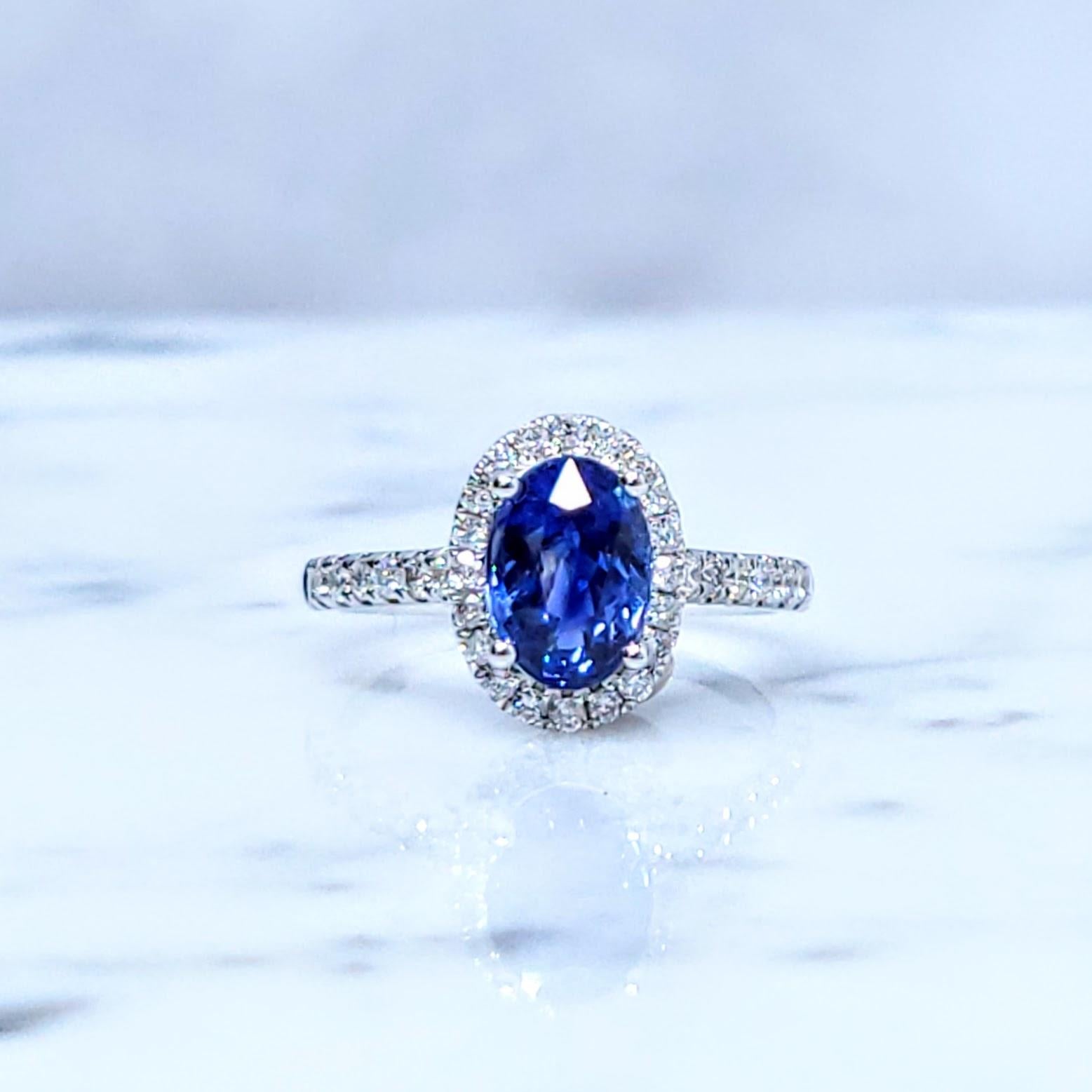 Moderno Anello con zaffiro e diamante da 2,00 carati certificato IGI in oro bianco 18 carati in vendita