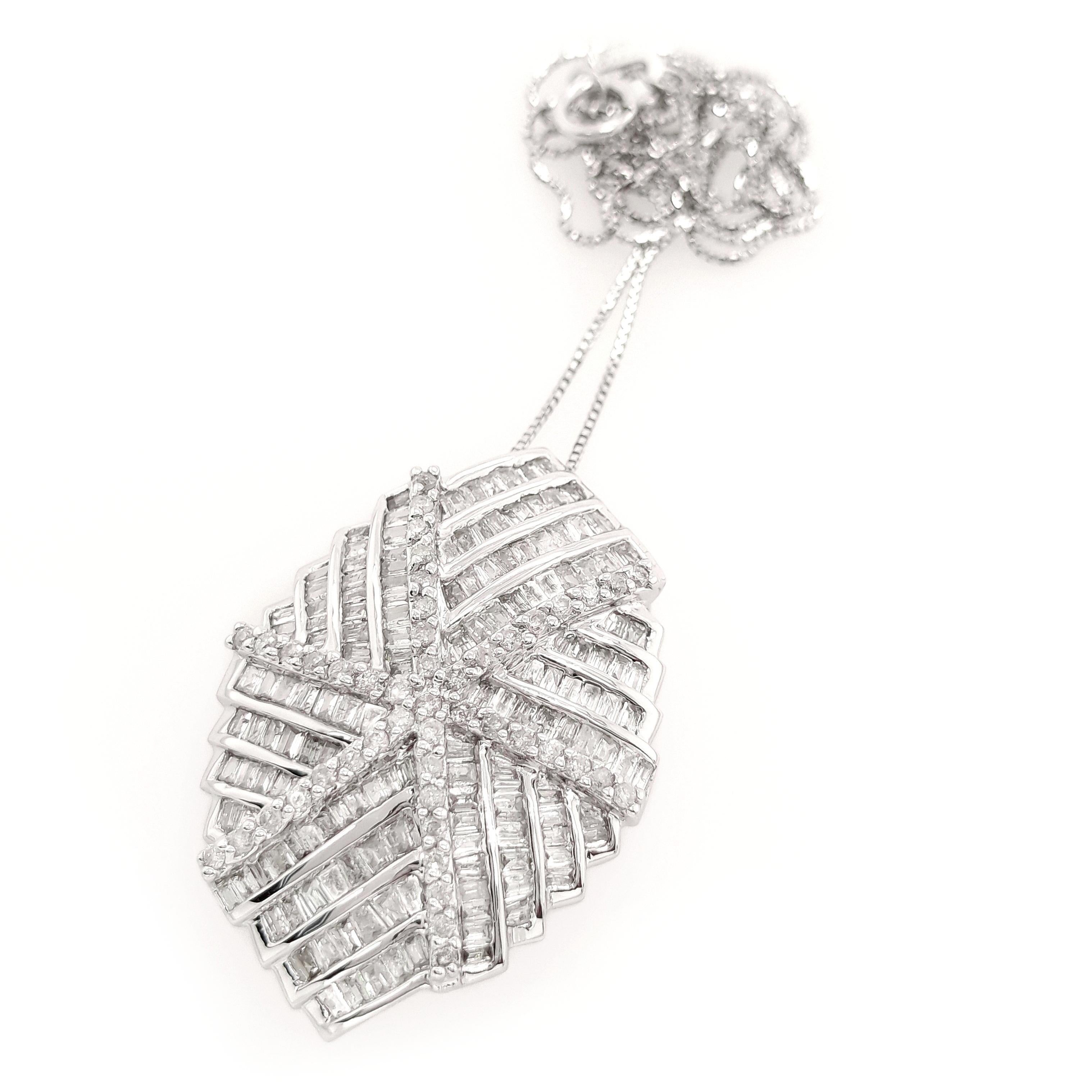 Elegante collana in oro bianco 18KT impreziosita da 2,00ct di diamanti bianchi naturali in uno splendido mix di tagli tondi a brillante, baguette e baguette affusolati. Con 400 diamanti meticolosamente incastonati, questa collana emana una