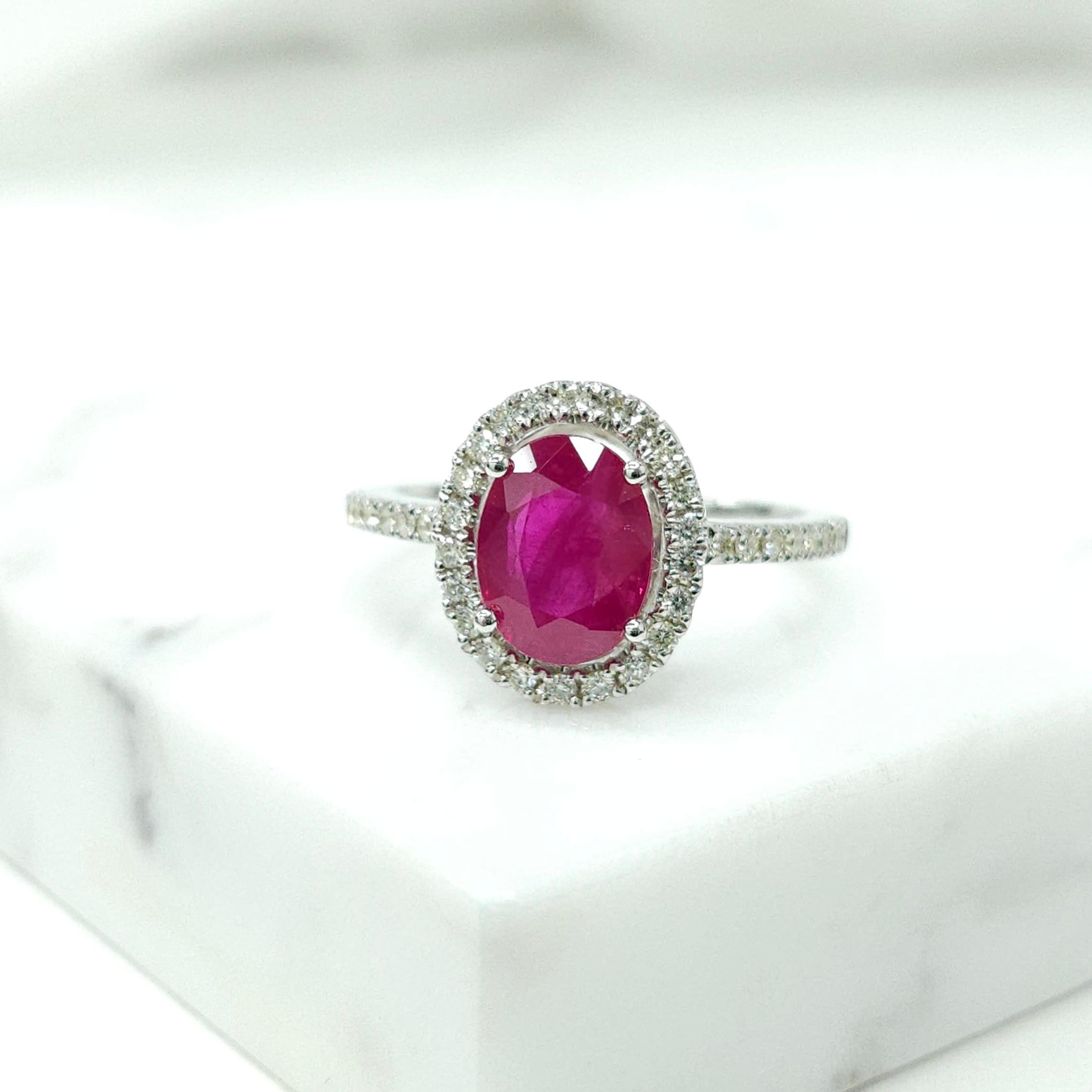 IGI Certified 2.01 Carat  Burma Ruby & Diamond Ring in 18K White Gold In New Condition For Sale In KOWLOON, HK