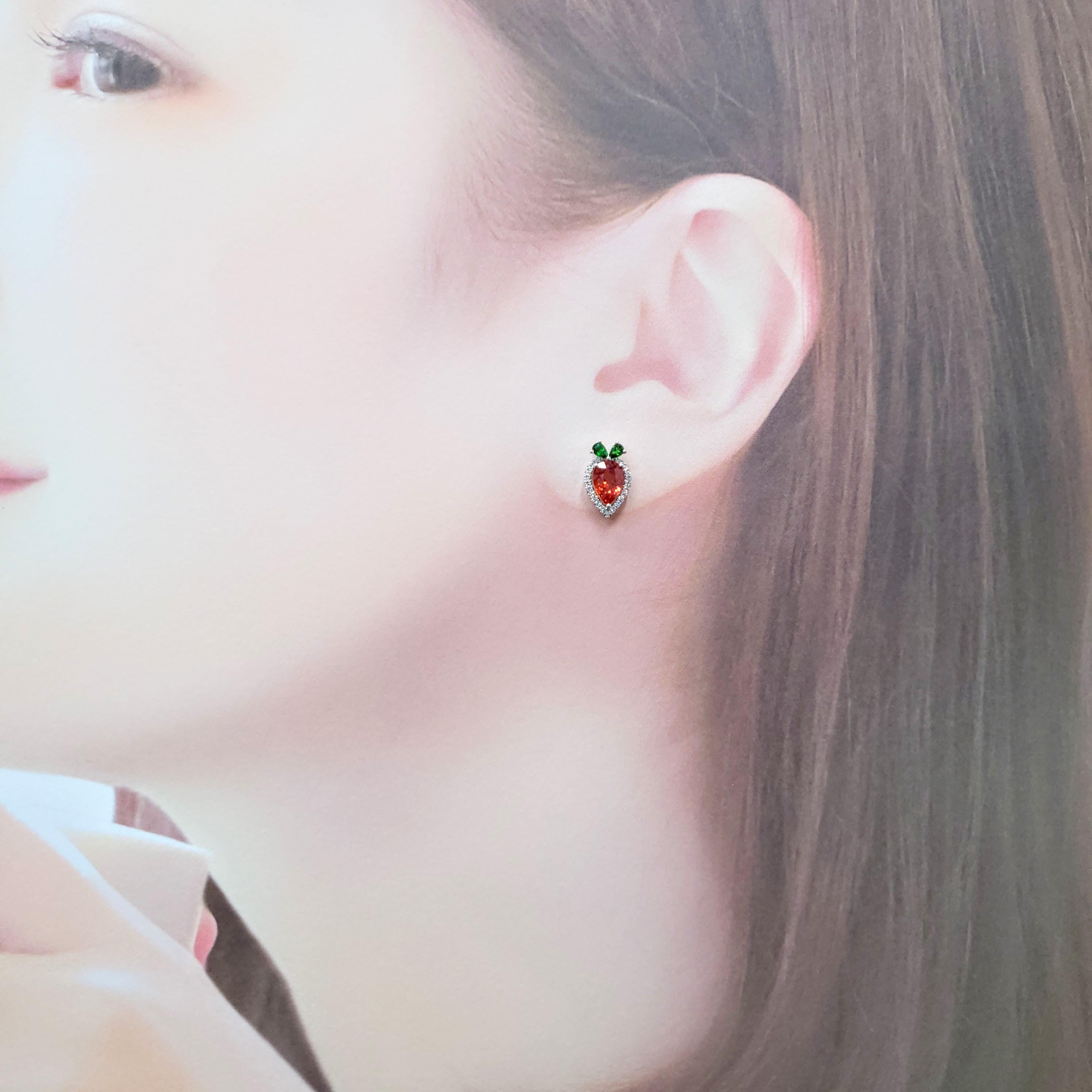Atrévete a deslumbrar con estos extraordinarios pendientes de oro blanco de 18 quilates, una vibrante fusión de piedras preciosas poco comunes y artesanía impecable. Cada pendiente exhibe un impresionante zafiro naranja natural de talla mixta pera,