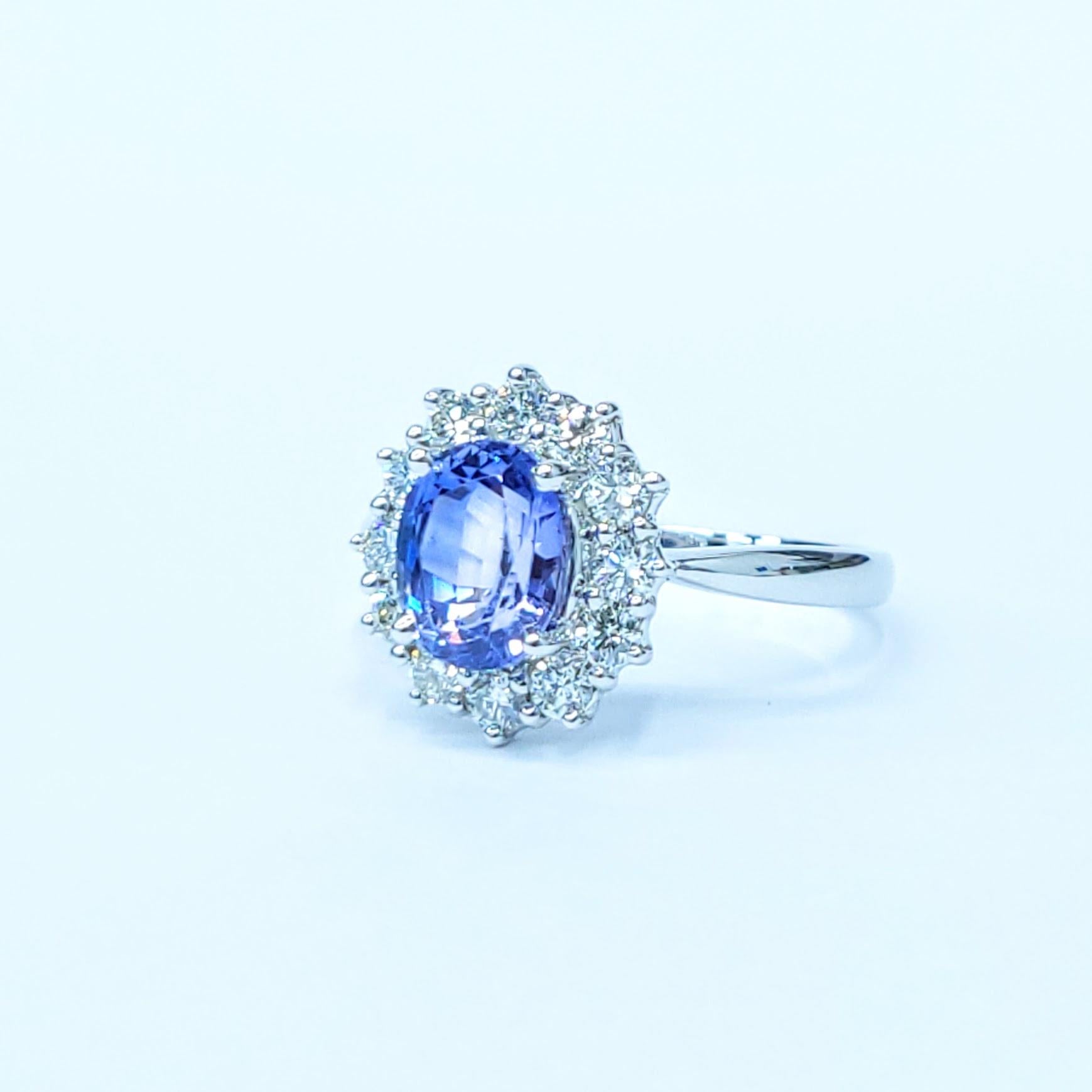 Ring aus 18 Karat Weißgold mit IGI-zertifiziertem 2,02 Karat blauem Saphir und Diamant im Angebot 4