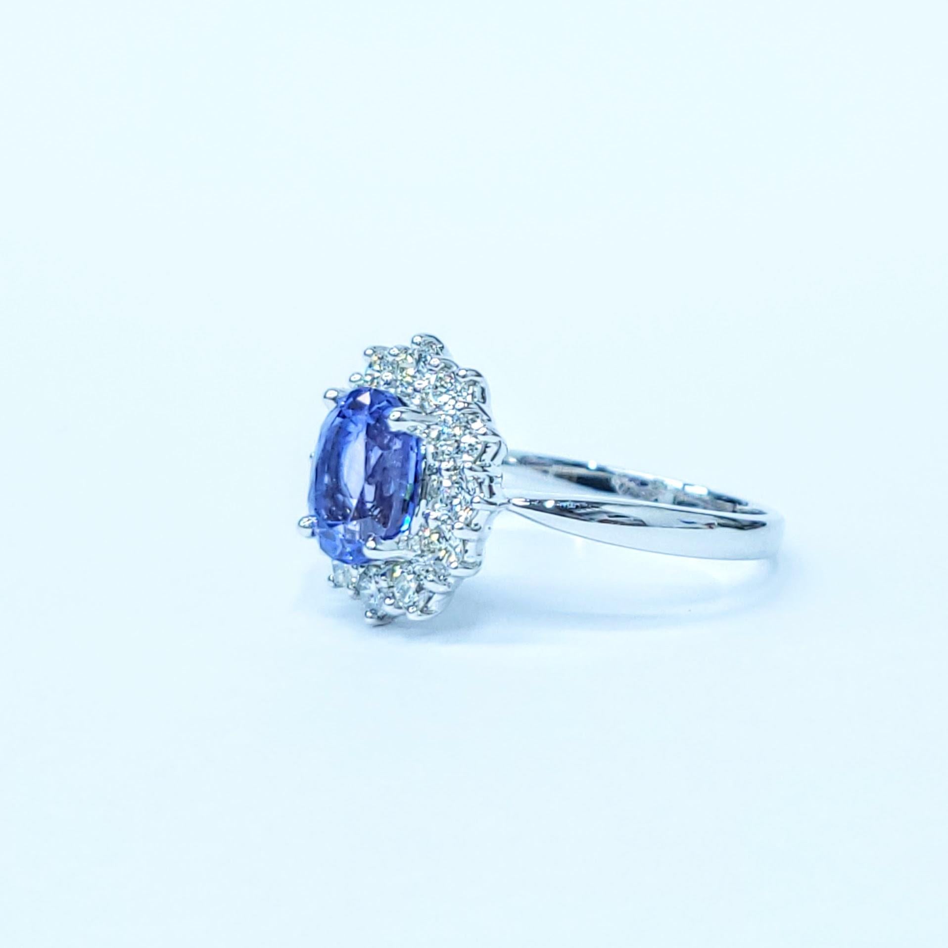 Ring aus 18 Karat Weißgold mit IGI-zertifiziertem 2,02 Karat blauem Saphir und Diamant im Angebot 5