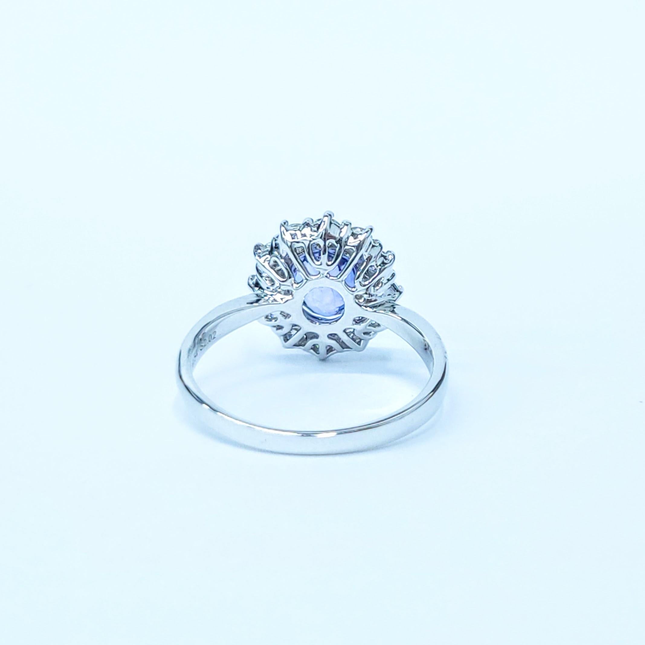 Ring aus 18 Karat Weißgold mit IGI-zertifiziertem 2,02 Karat blauem Saphir und Diamant im Angebot 6