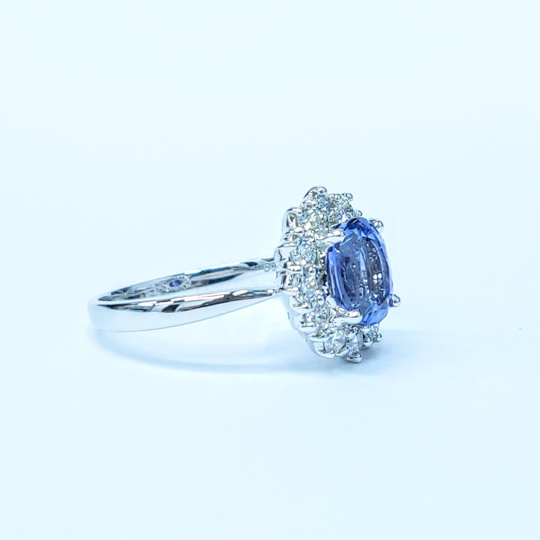 Ring aus 18 Karat Weißgold mit IGI-zertifiziertem 2,02 Karat blauem Saphir und Diamant im Angebot 7