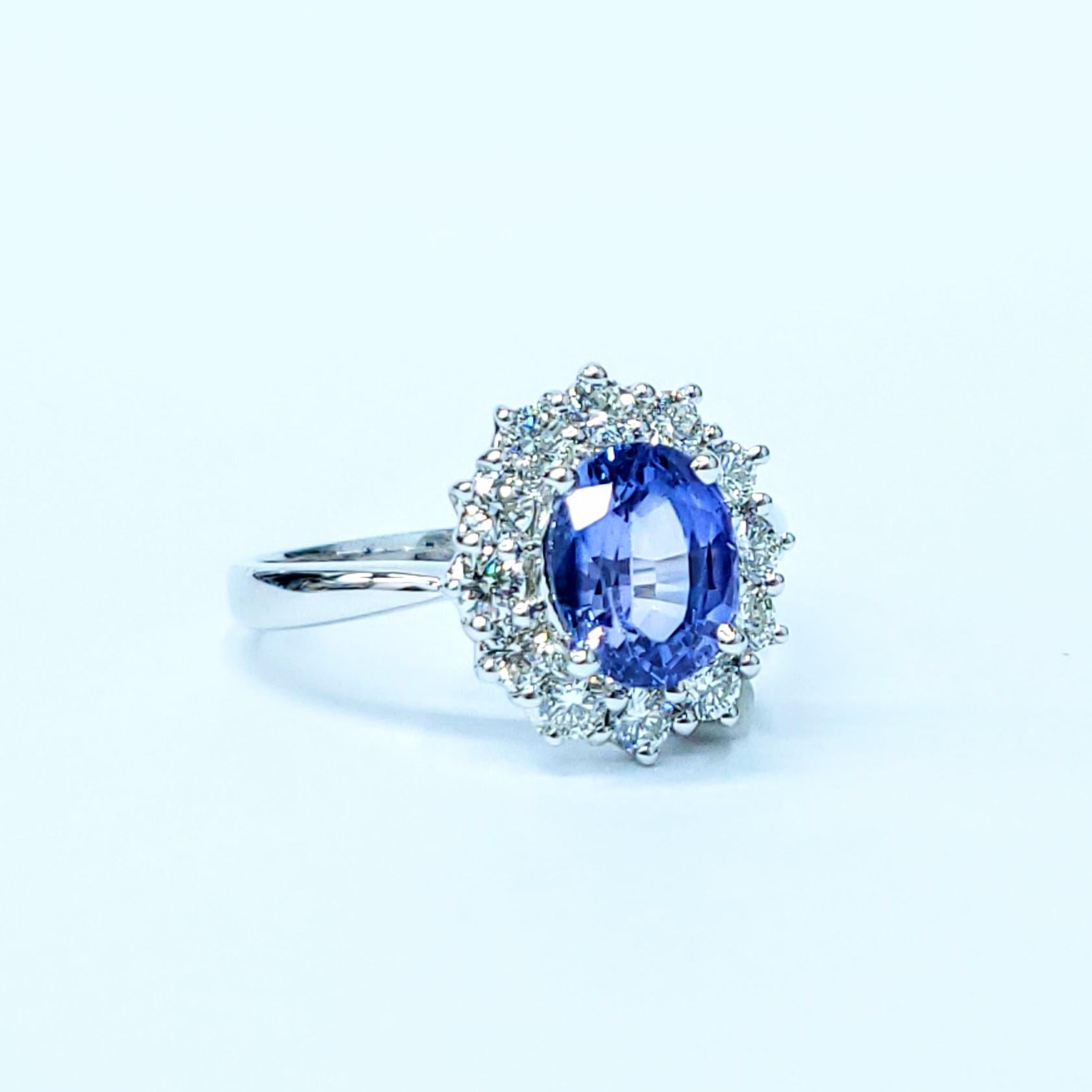 Ring aus 18 Karat Weißgold mit IGI-zertifiziertem 2,02 Karat blauem Saphir und Diamant im Angebot 8