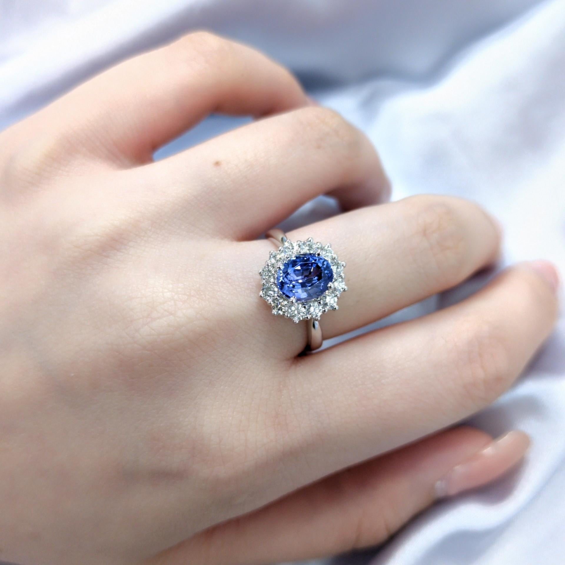 Entdecken Sie die fesselnde Anziehungskraft dieses exquisiten Rings, der einen prächtigen 2,02-karätigen ovalen Saphir im Mischschliff mit einem faszinierenden violettblauen Farbton präsentiert. Diese einzigartige und raffinierte Farbe bietet eine
