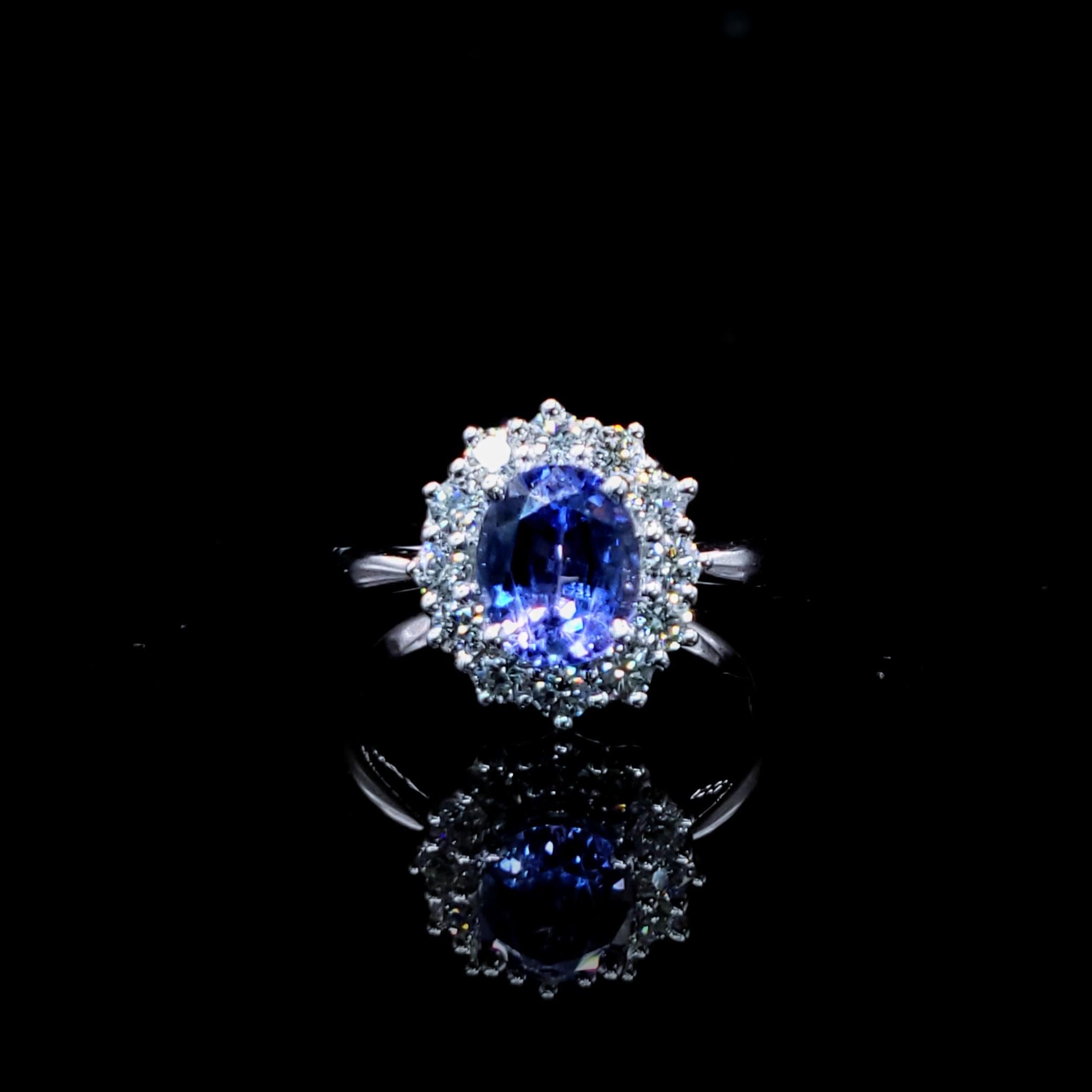 Ring aus 18 Karat Weißgold mit IGI-zertifiziertem 2,02 Karat blauem Saphir und Diamant (Moderne) im Angebot