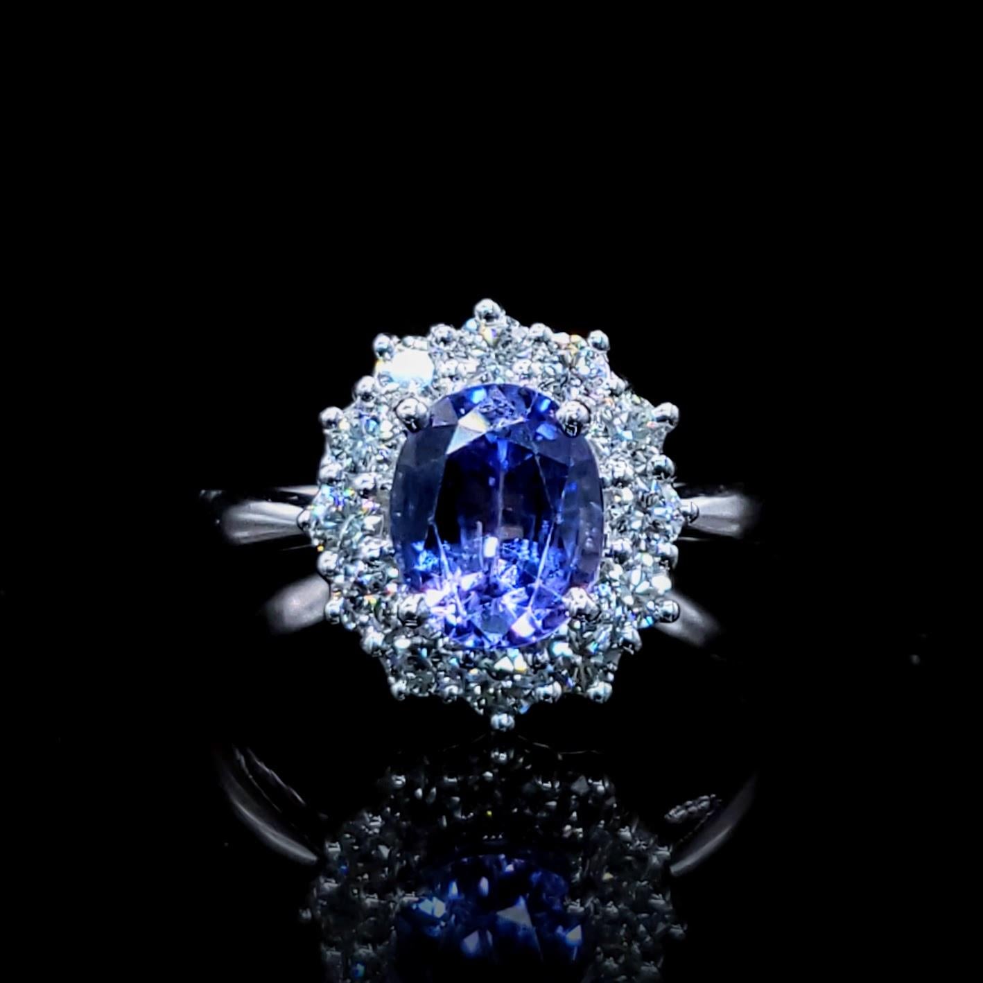 Ring aus 18 Karat Weißgold mit IGI-zertifiziertem 2,02 Karat blauem Saphir und Diamant (Ovalschliff) im Angebot