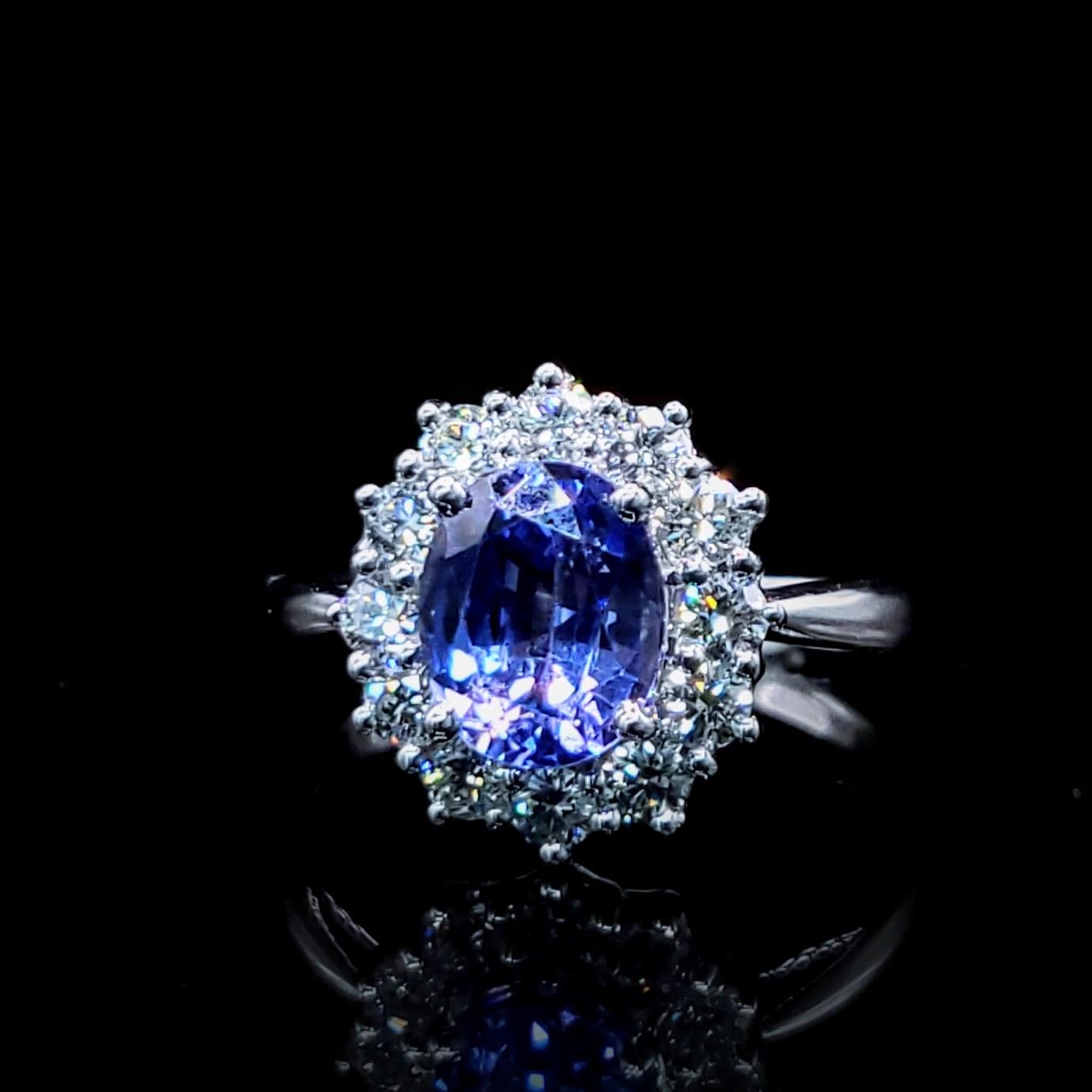Ring aus 18 Karat Weißgold mit IGI-zertifiziertem 2,02 Karat blauem Saphir und Diamant im Zustand „Neu“ im Angebot in KOWLOON, HK