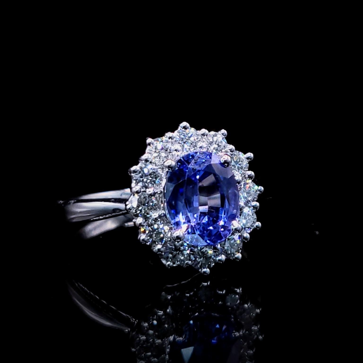 Ring aus 18 Karat Weißgold mit IGI-zertifiziertem 2,02 Karat blauem Saphir und Diamant Damen im Angebot