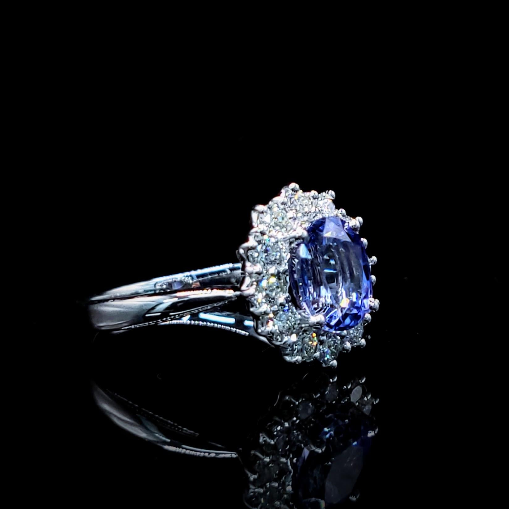 Ring aus 18 Karat Weißgold mit IGI-zertifiziertem 2,02 Karat blauem Saphir und Diamant im Angebot 1